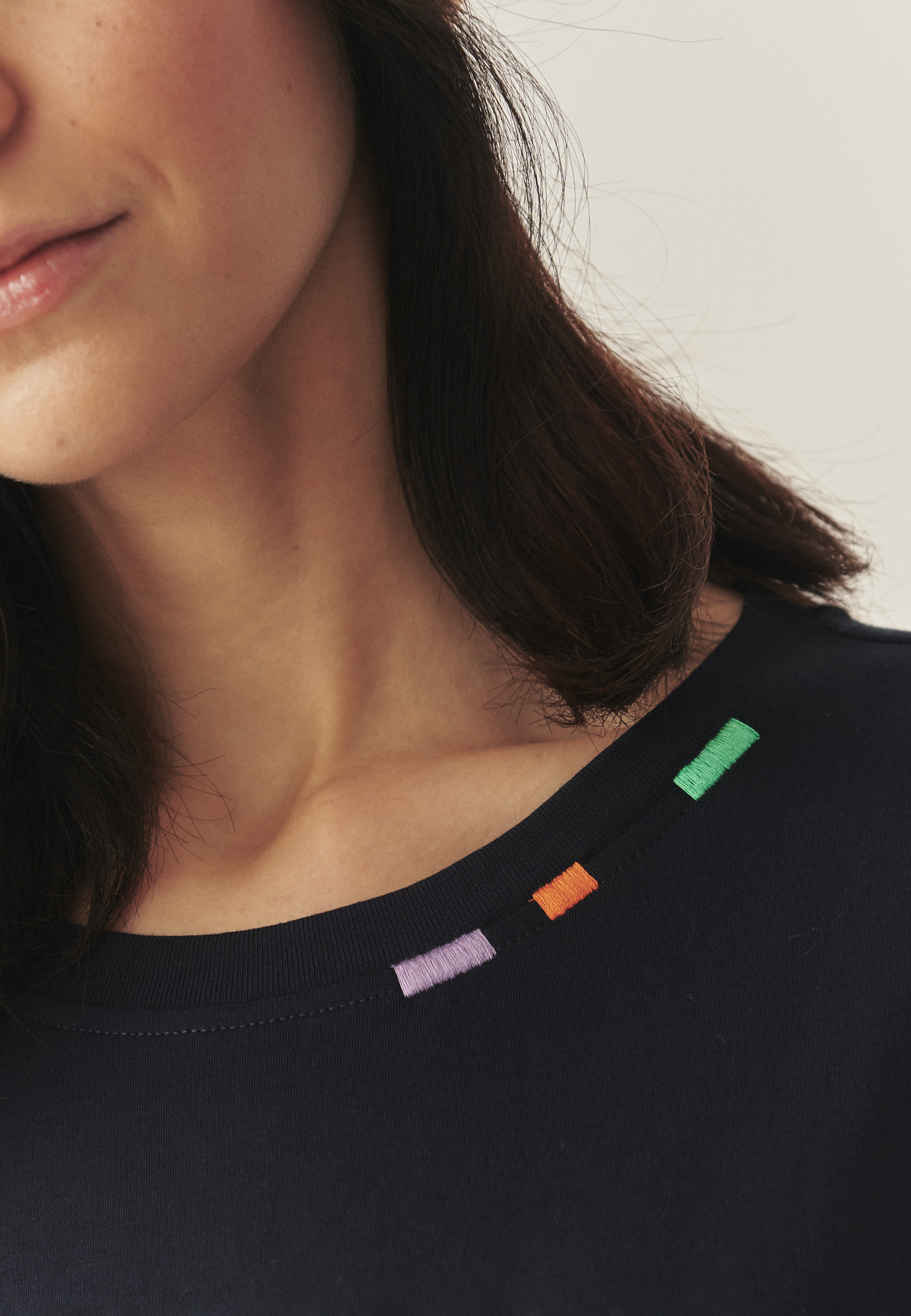 BAWEŁNIANY T-SHIRT Z AUTORSKIM NADRUKIEM - VILO 1 GRANATOWY 2