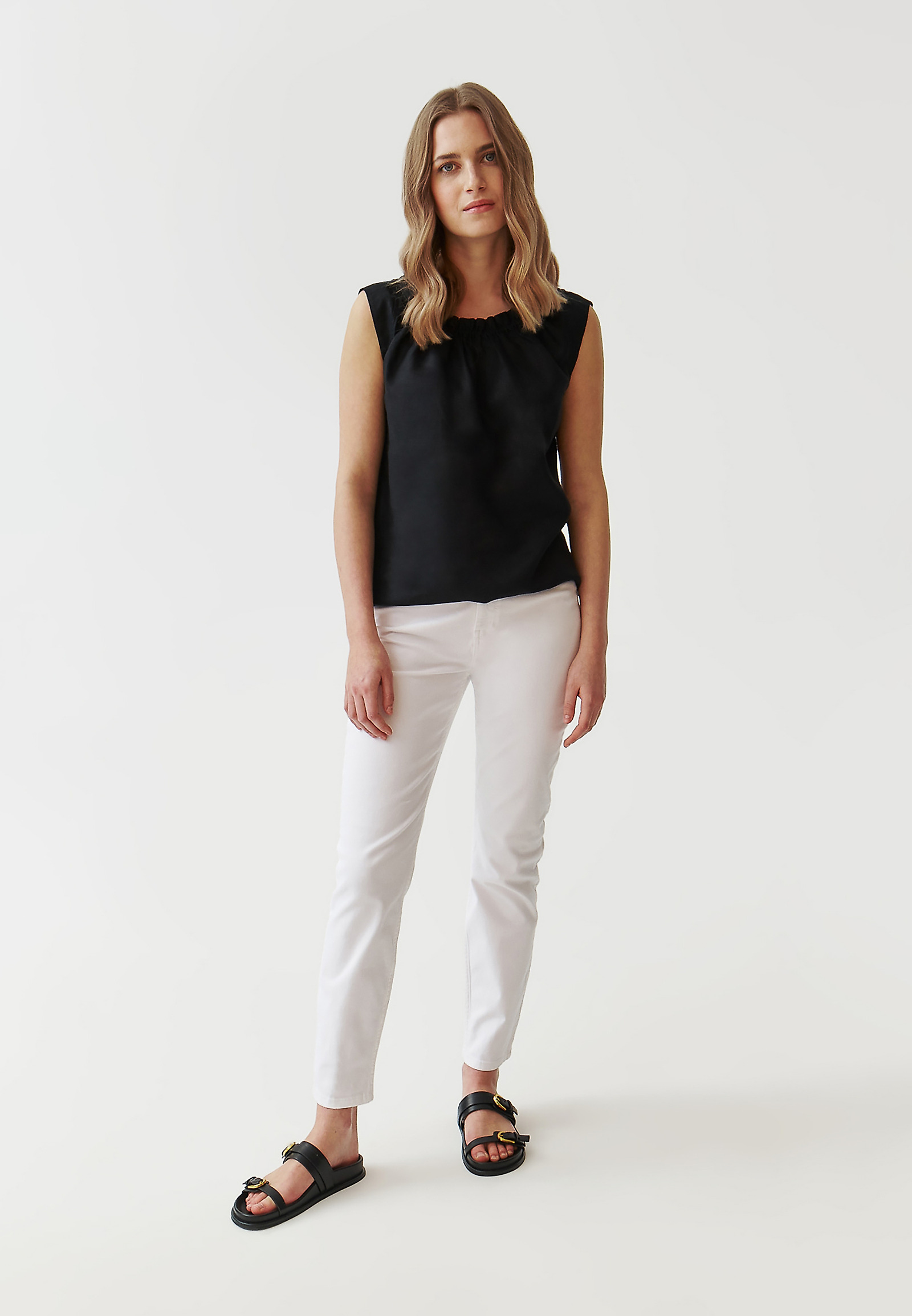 LNIANA BLUZKA DAMSKA Z OZDOBNYM DEKOLTEM  - IXA LNIANA BLUZKA DAMSKA Z OZDOBNYM DEKOLTEM  - IXA CZARNY 96799