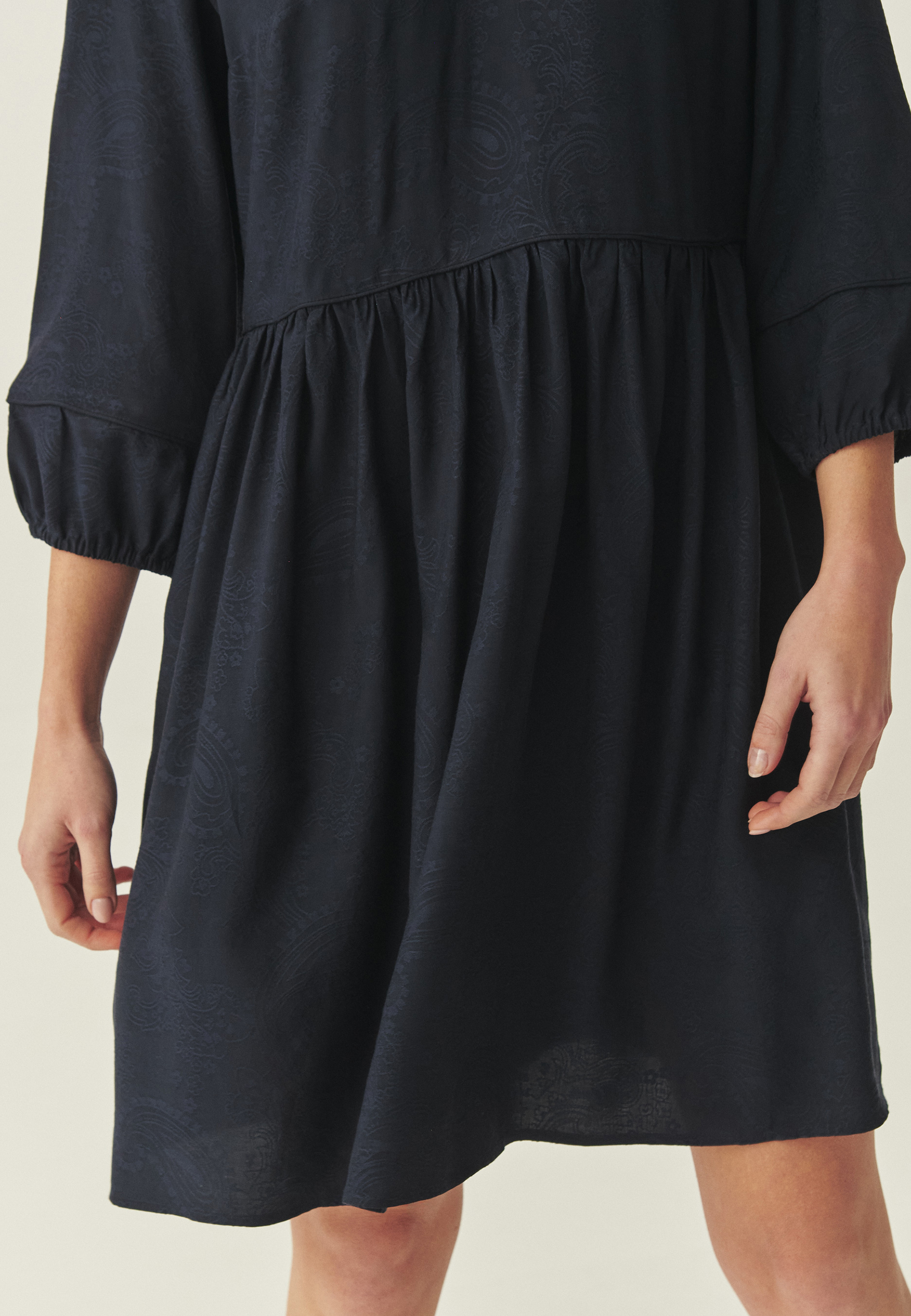 HAFTOWANA SUKIENKA Z WISKOZY - TIKATA 1