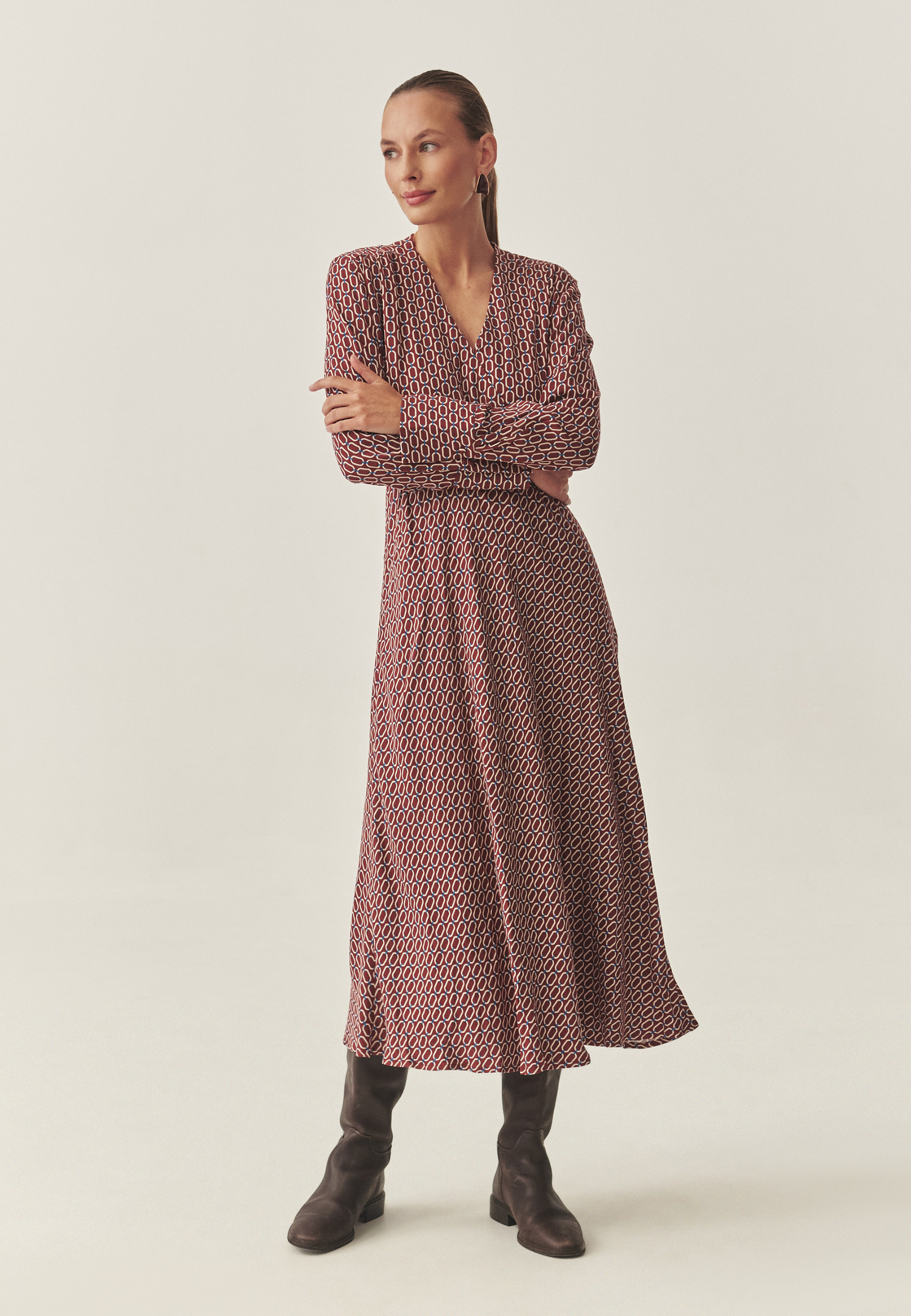 MIDI OBLEKA IZ BLAGA Z IZREZOM V OBLIKI OVOJNICE IN OBLIKOVALSKIM VZORCEM - DEBERA VEČBARVNA 2