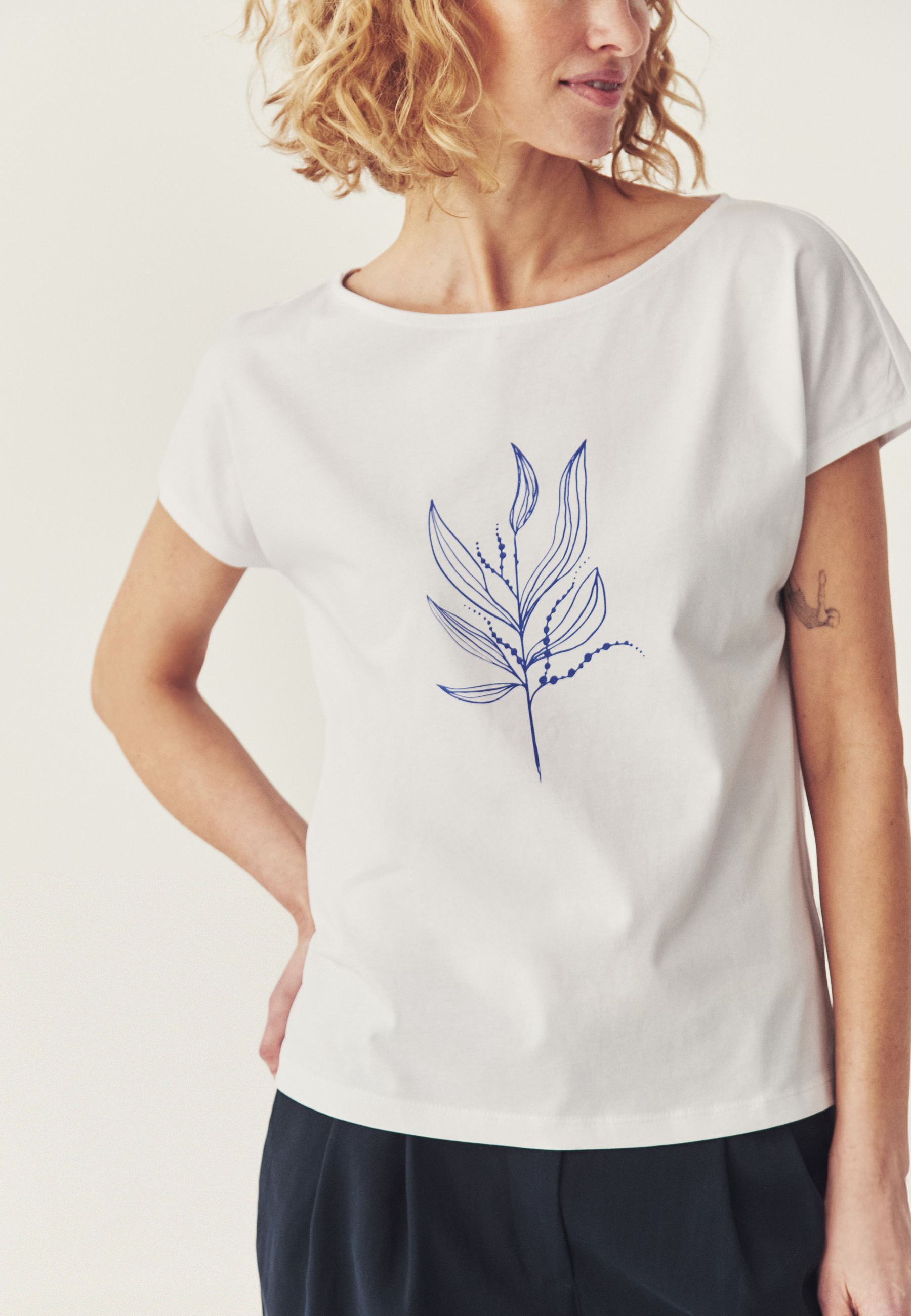 BAWEŁNIANY T-SHIRT Z NADRUKIEM - MANDENO