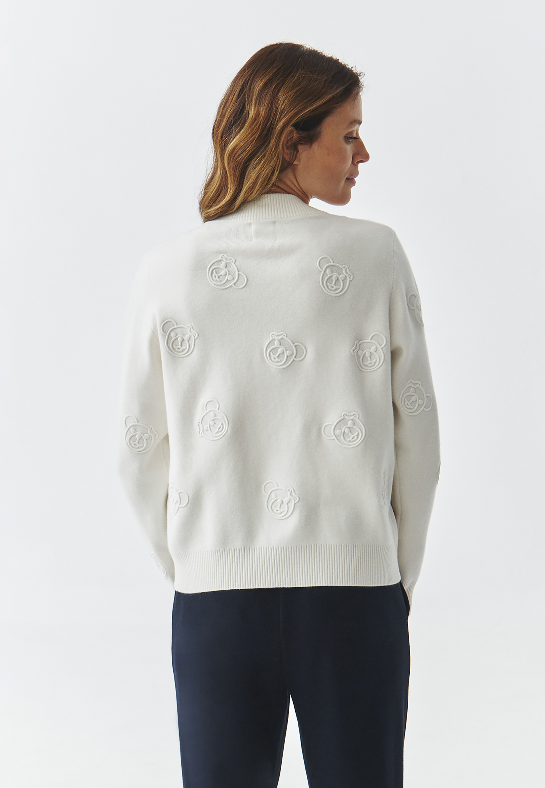 NOWOCZESNY DAMSKI BOMBER Z WYSZYWANYM WZOREM MISIA USZATKA — AMELIA ECRU 2