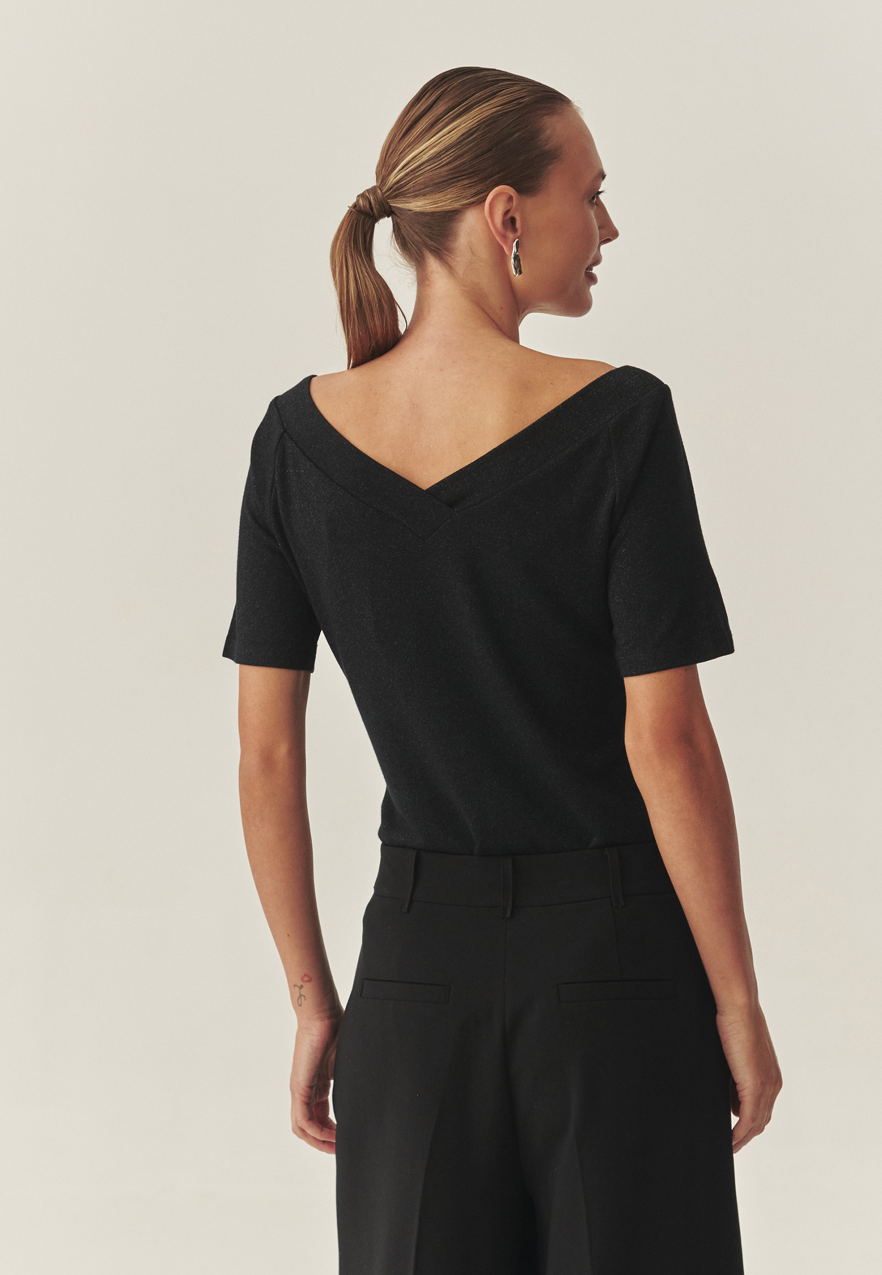 DÁMSKA ÚPLETOVÁ BLÚZKA S TRBLIETAVOU PRIADZOU – GILDA ČIERNA 2