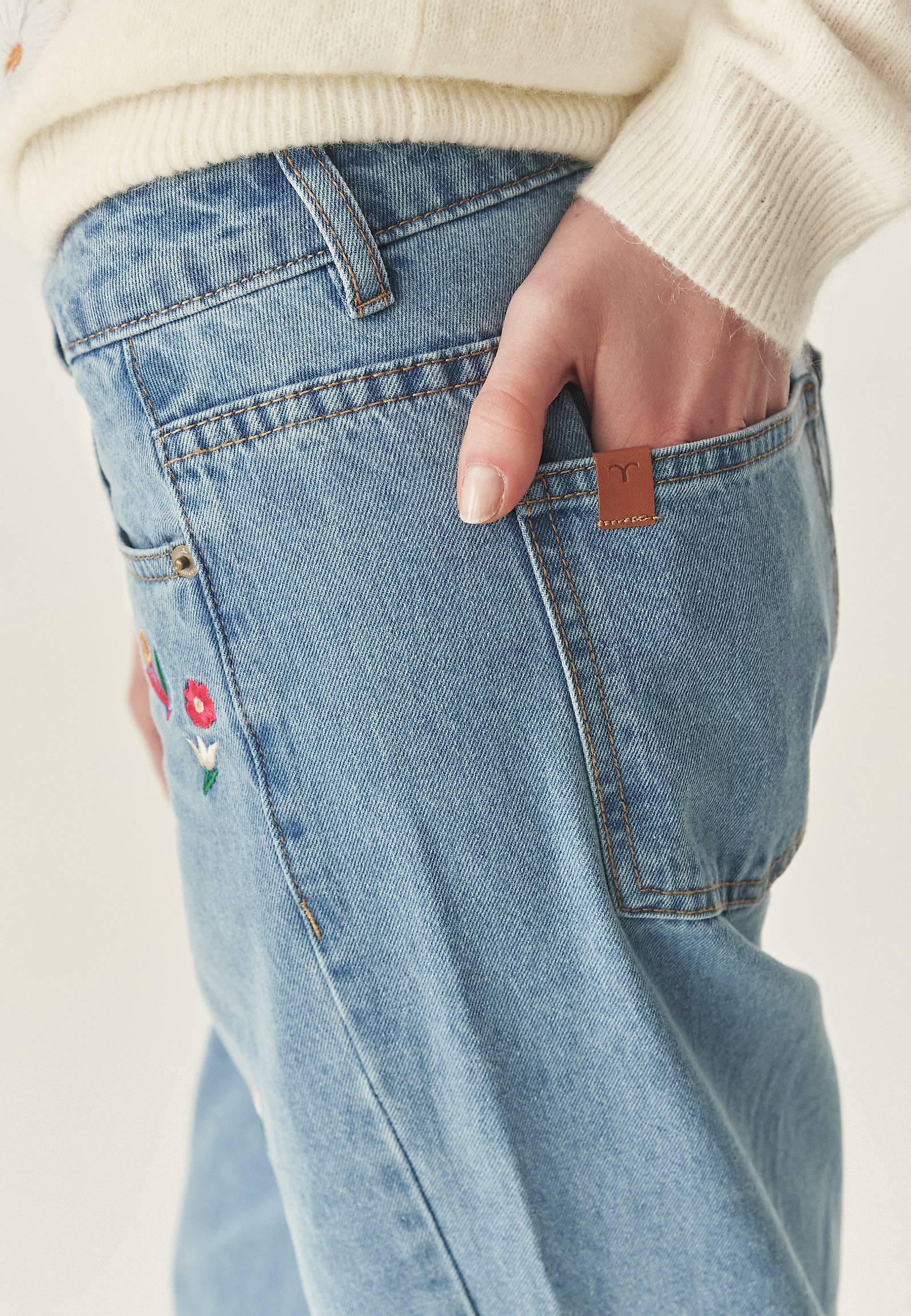 Jeans hlače s širokimi hlačnicami in vezenjem - LAKSIMO Jeans hlače s širokimi hlačnicami in vezenjem - LAKSIMO MODRA 115637