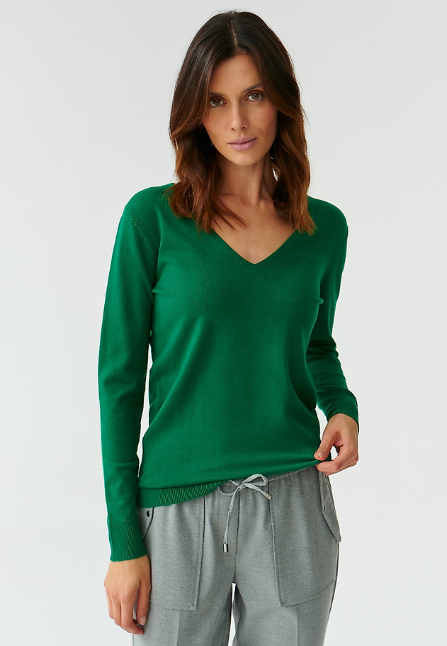 CLASSIC LADIES’ SWEATER WITH V-SHAPED NECKLINE TESSA 2 CLASSIC LADIES’ SWEATER WITH V-SHAPED NECKLINE TESSA 2 GREEN 3
