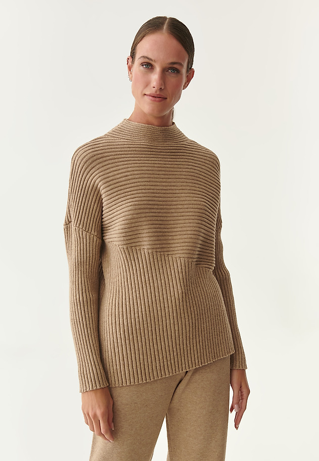 DÁMSKÝ SVETR SE SNÍŽENOU LINII NEROL DÁMSKÝ SVETR SE SNÍŽENOU LINII NEROL BÉŽOVÁ 1