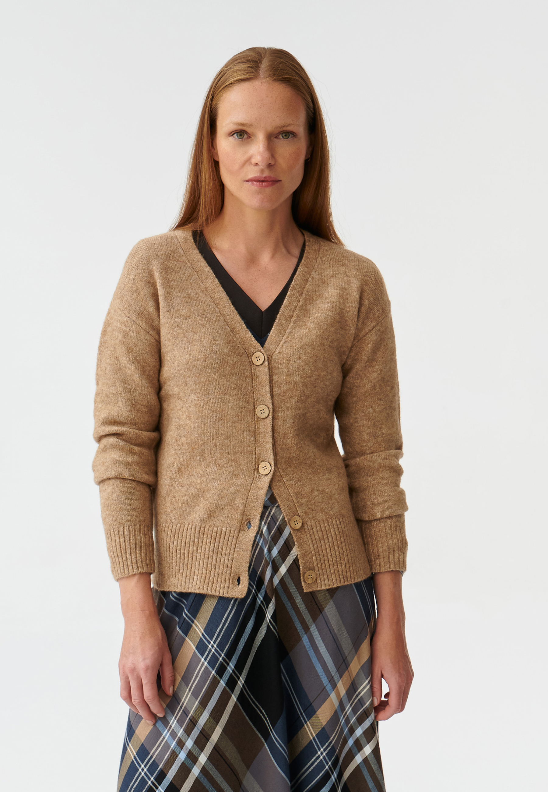 DÁMSKY SVETER S GOMBÍKMI A VÝSTRIHOM V TVARE V OKORO