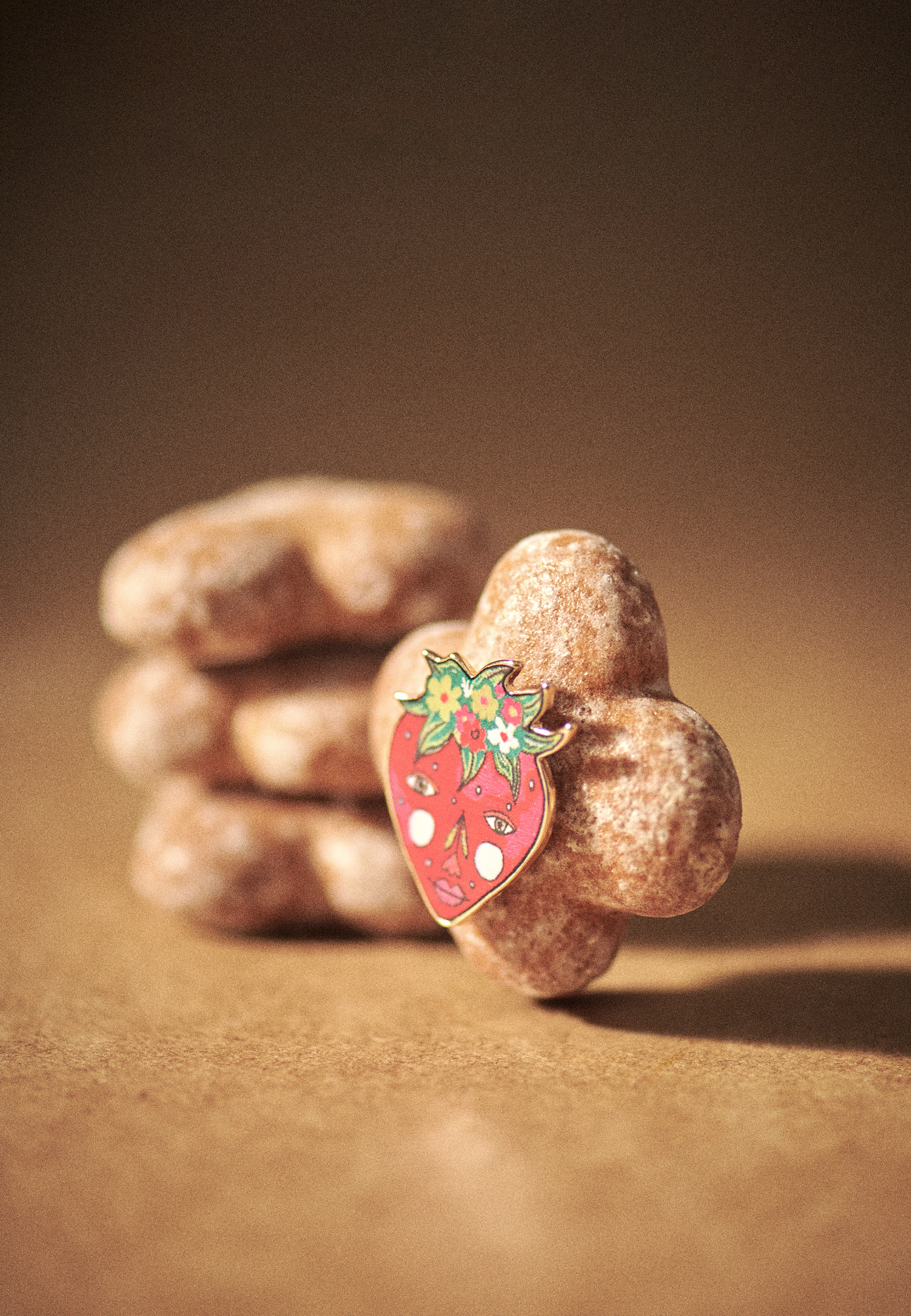 UMETNIŠKA BROŠKA S MOTIVOM JAGODE - TRUDI RDEČA 2