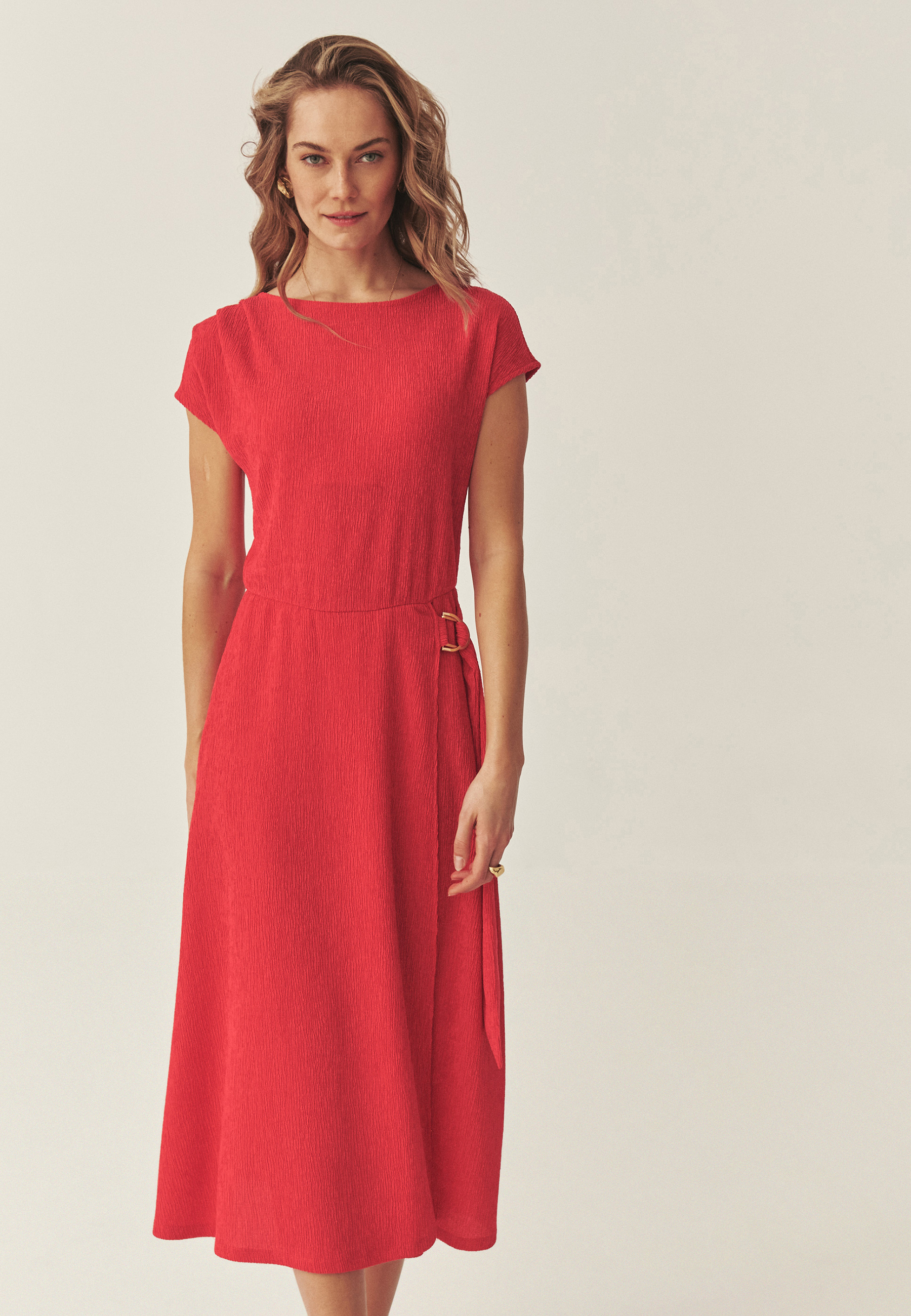 KREPOVÉ ŠATY S OPASKEM – SADI ČERVENÁ 2