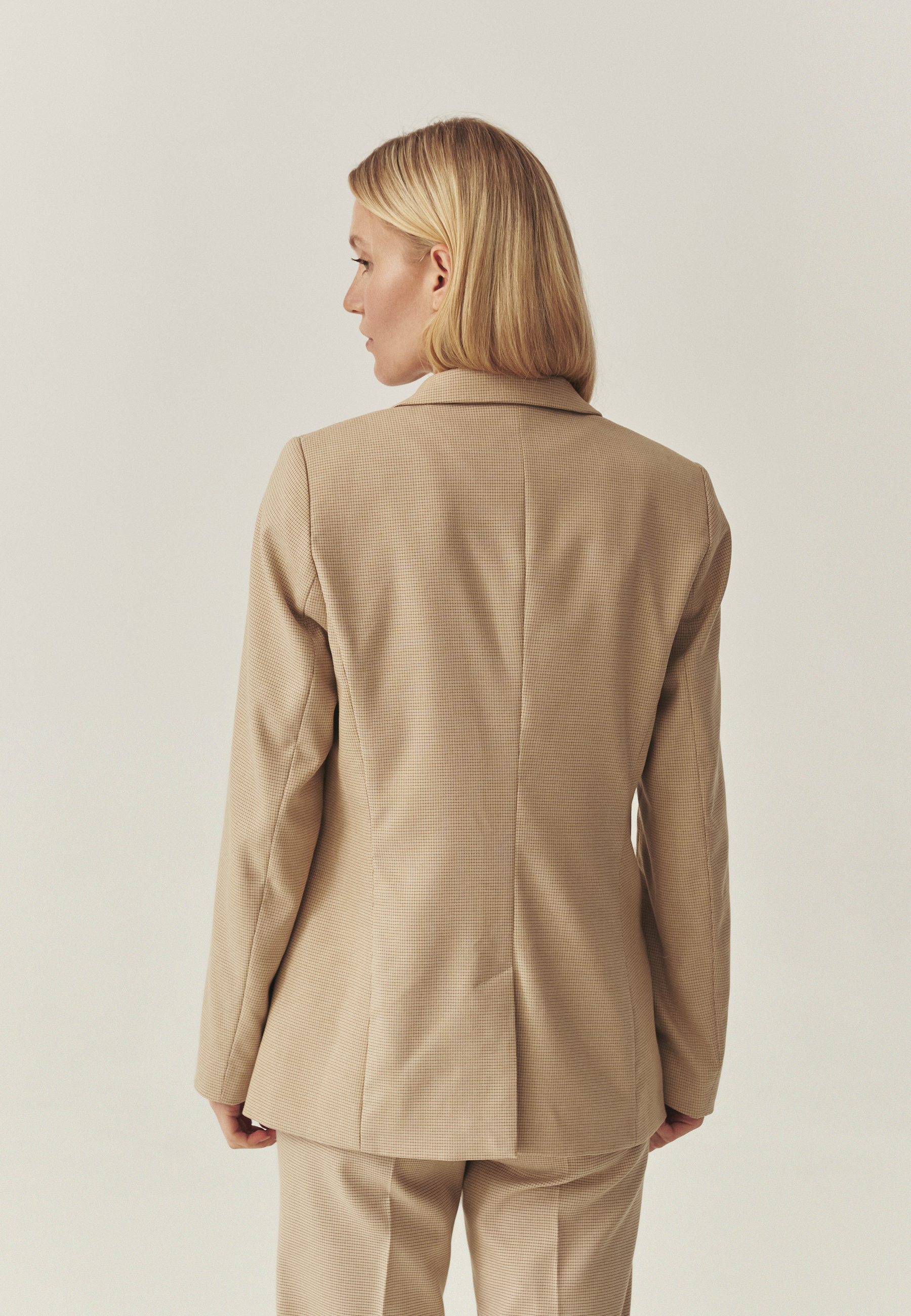 TALIOWANY ŻAKIET W DROBNĄ KRATĘ — LAMIZA ECRU 2