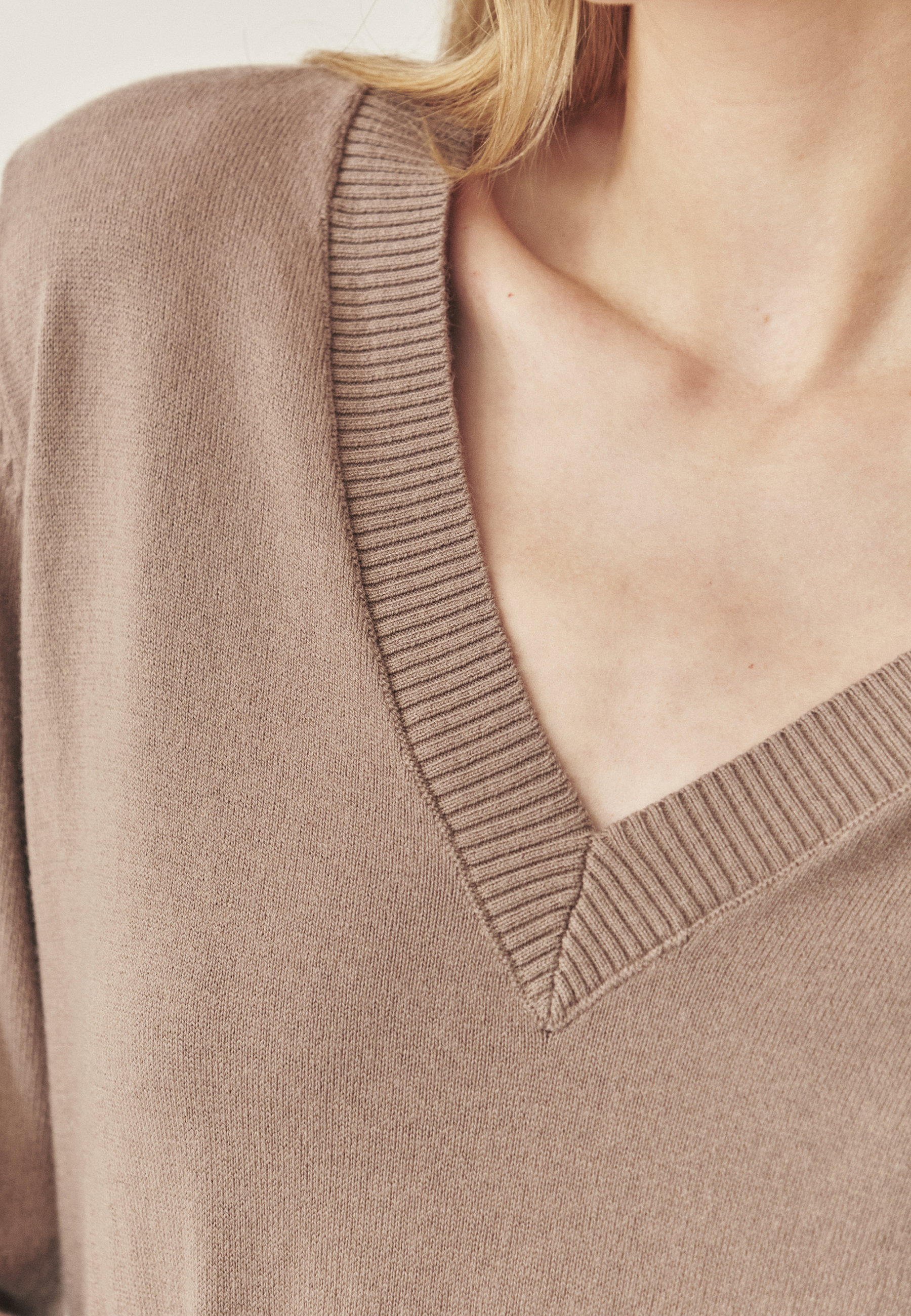 PRILEGAJOČA SE MIDI OBLEKA IZ PREJE - JASMINE BEŽ 2