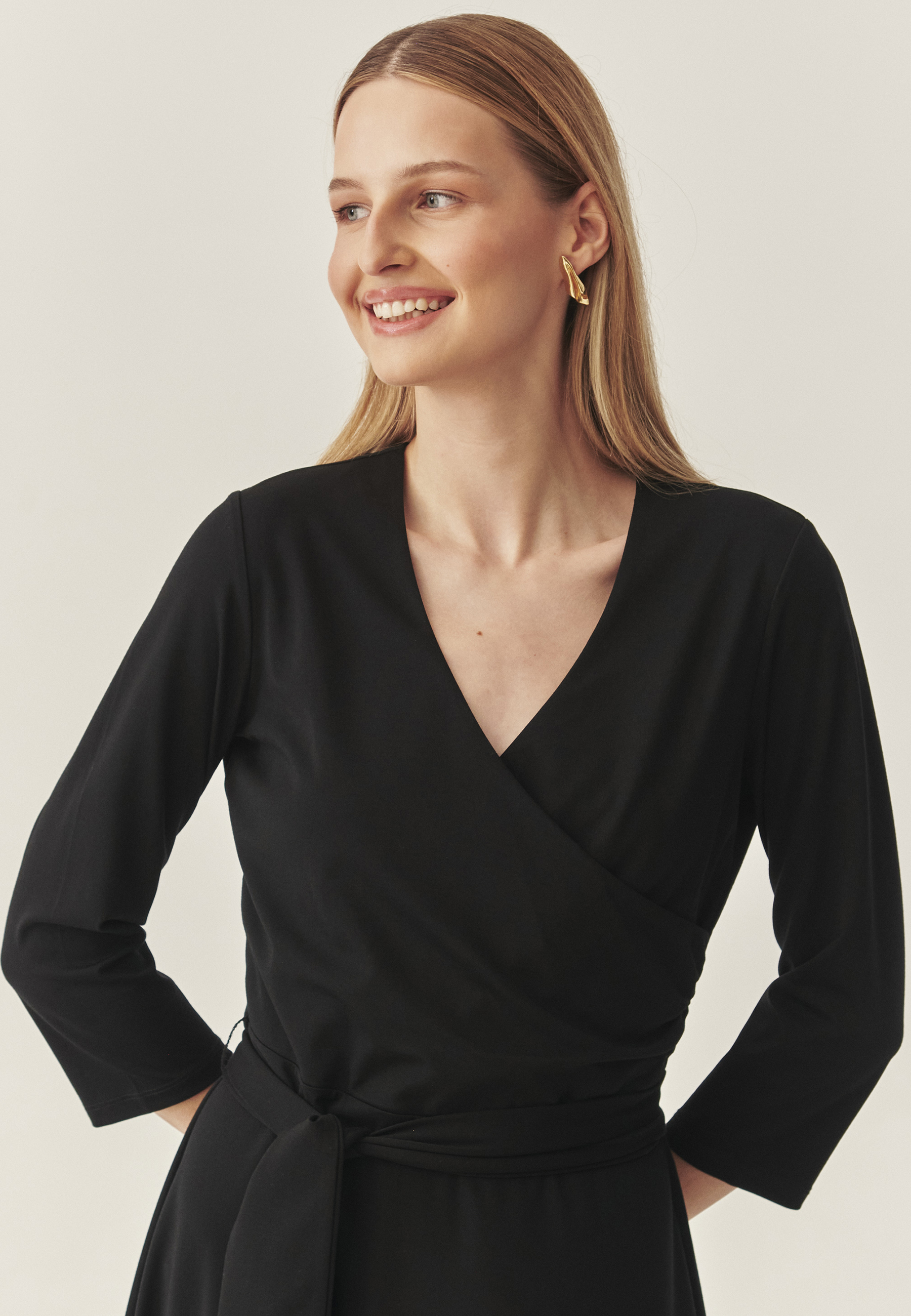 ROCHIE DIN ȚESĂTURĂ, CU ÎNCREȚITURI ȘI MÂNECI 3/4 — FINCA NEGRU 2