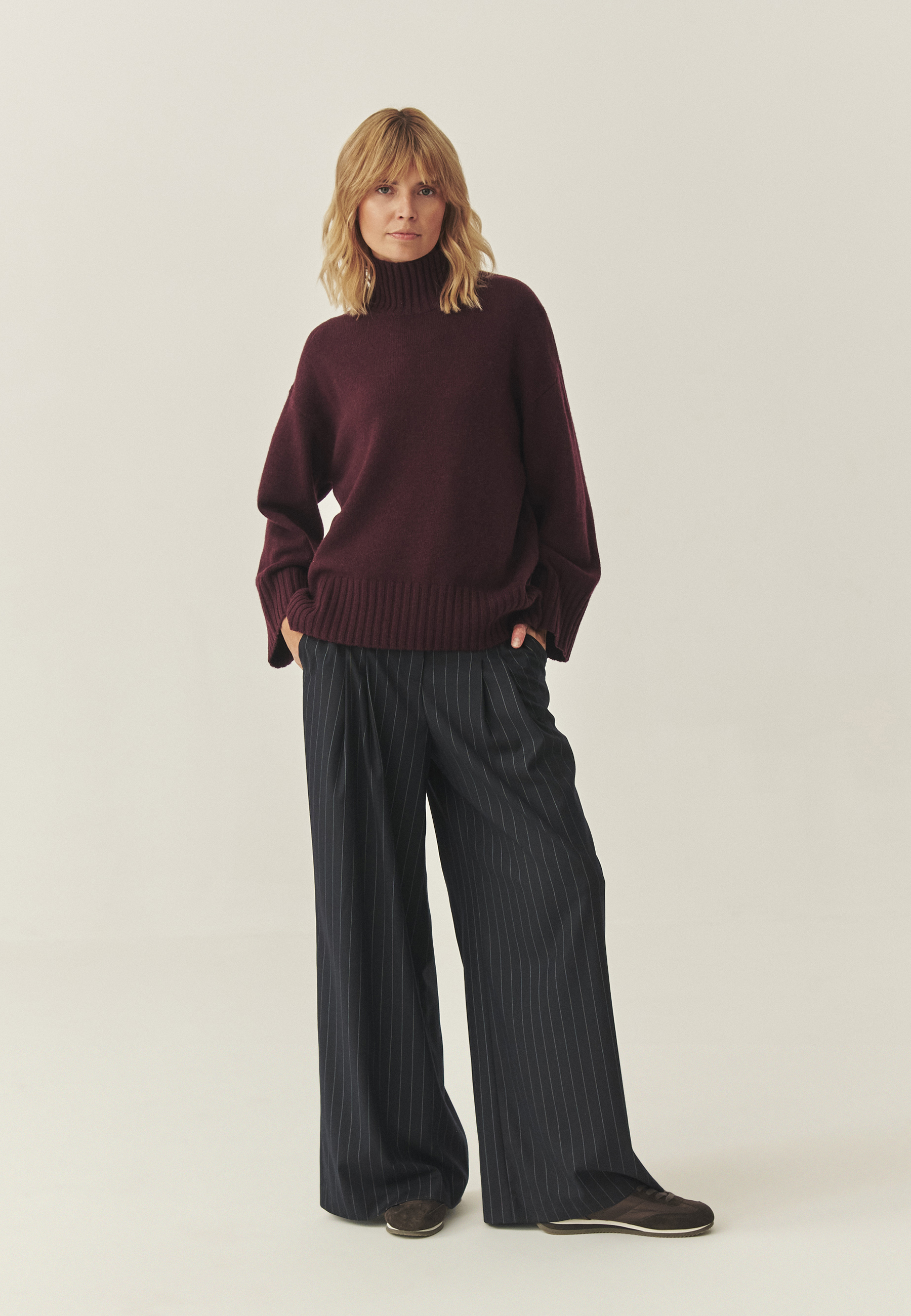 SWEATER IZ VOLNE OLAKŠANEGA KROJA - MOMA RDEČA 2