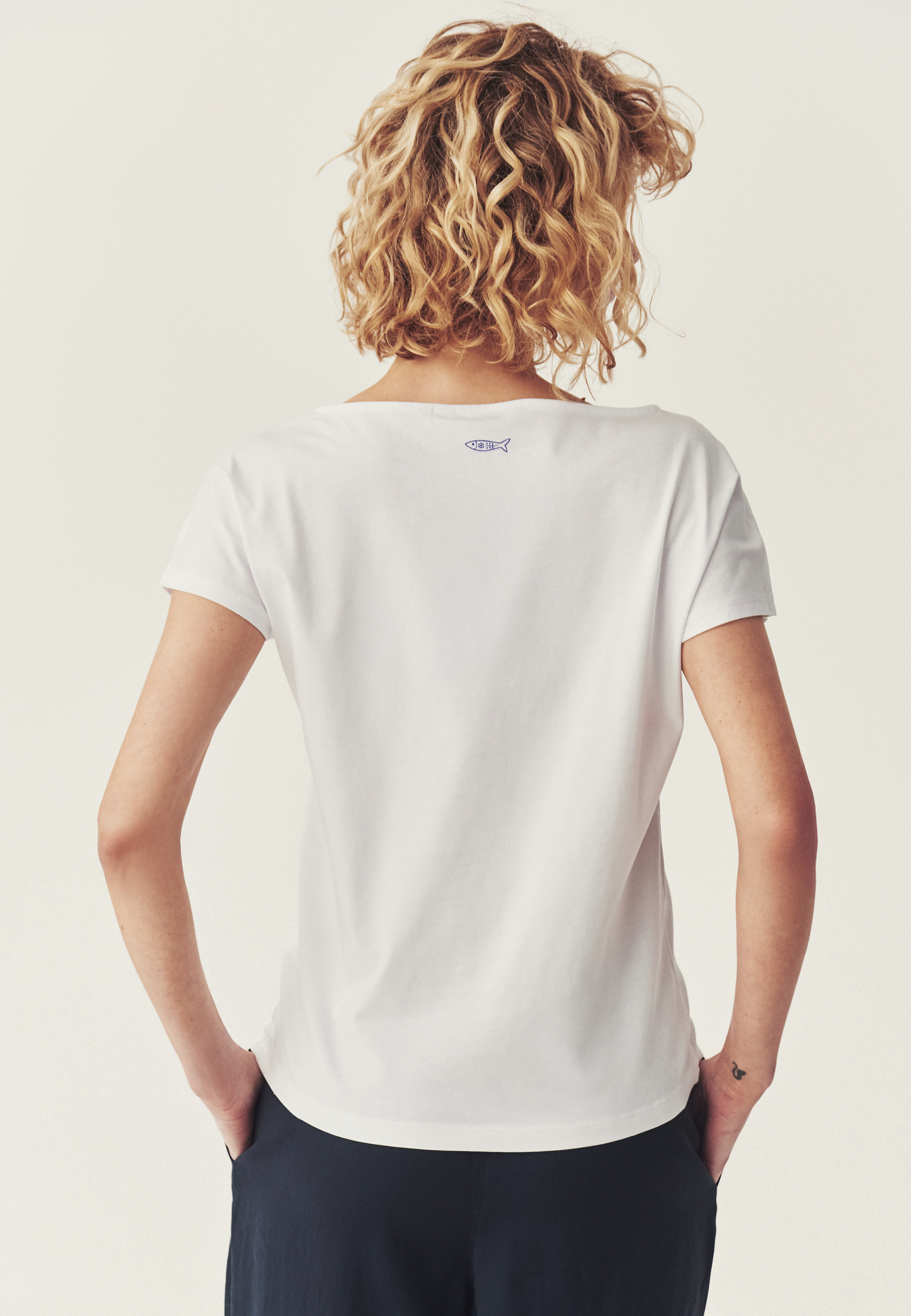 BAWEŁNIANY T-SHIRT Z NADRUKIEM - MANDENO