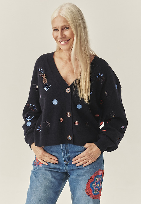 WEŁNIANY KARDIGAN Z BAJKOWYMI HAFTAMI - TEDA WEŁNIANY KARDIGAN Z BAJKOWYMI HAFTAMI - TEDA