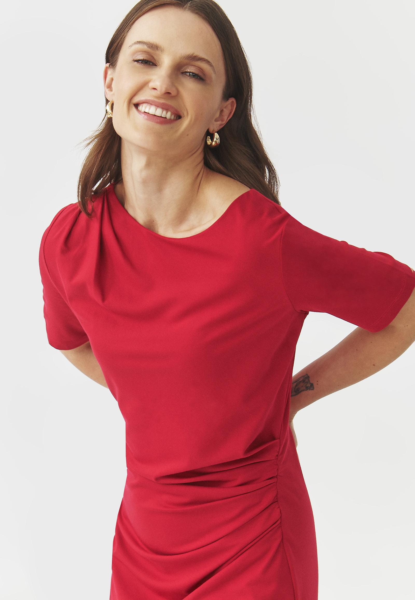 FITTED MIDI RUHA RÁHÚZOTT RÉSZEKKEL — PRIMROSE FITTED MIDI RUHA RÁHÚZOTT RÉSZEKKEL — PRIMROSE PIROS 107451