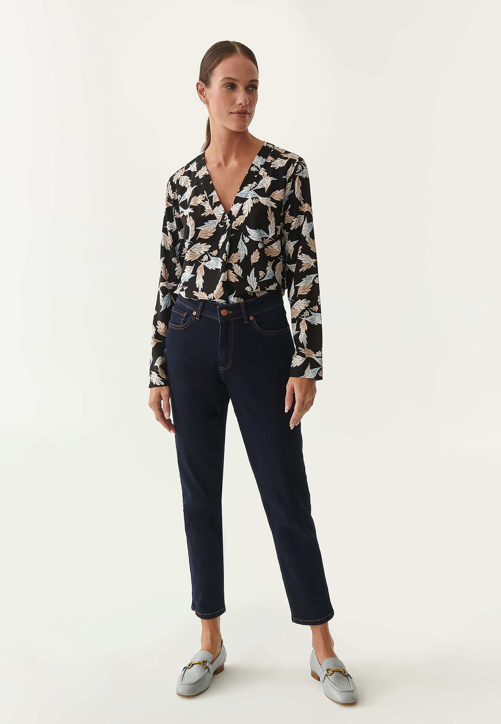 ŽENSKA BLUZA Z MOTIVOM RASTLINSKEGA IZVORA KARIWA 1 ŽENSKA BLUZA Z MOTIVOM RASTLINSKEGA IZVORA KARIWA 1 VEČBARVNA 82656