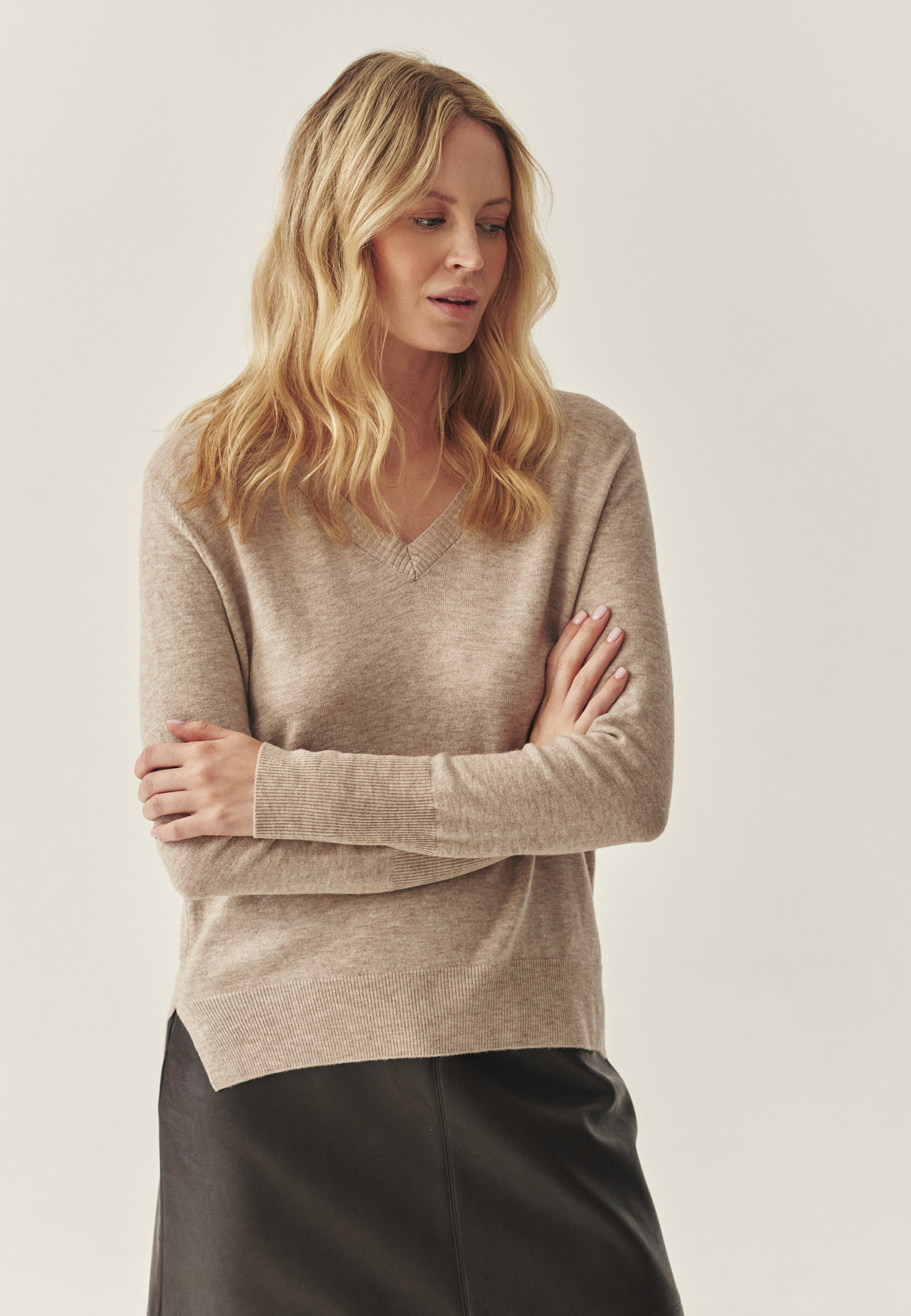 PULOVER DE DAMĂ DIN LÂNĂ CU DECOLTEU ÎN FORMA LITEREI „V”- RONI BEJ 2