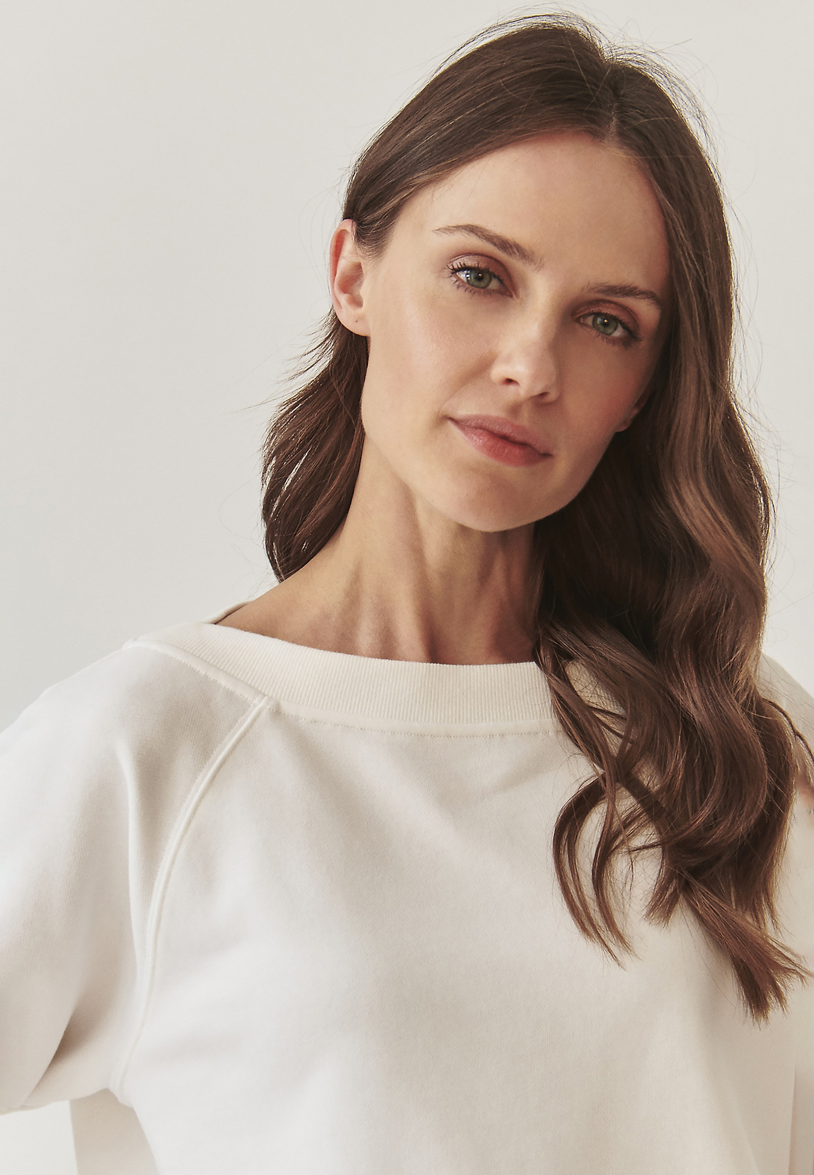 BLUZA DAMSKA Z DEKOLTEM W ŁÓDKĘ - GABBY BLUZA DAMSKA Z DEKOLTEM W ŁÓDKĘ - GABBY ECRU 98946