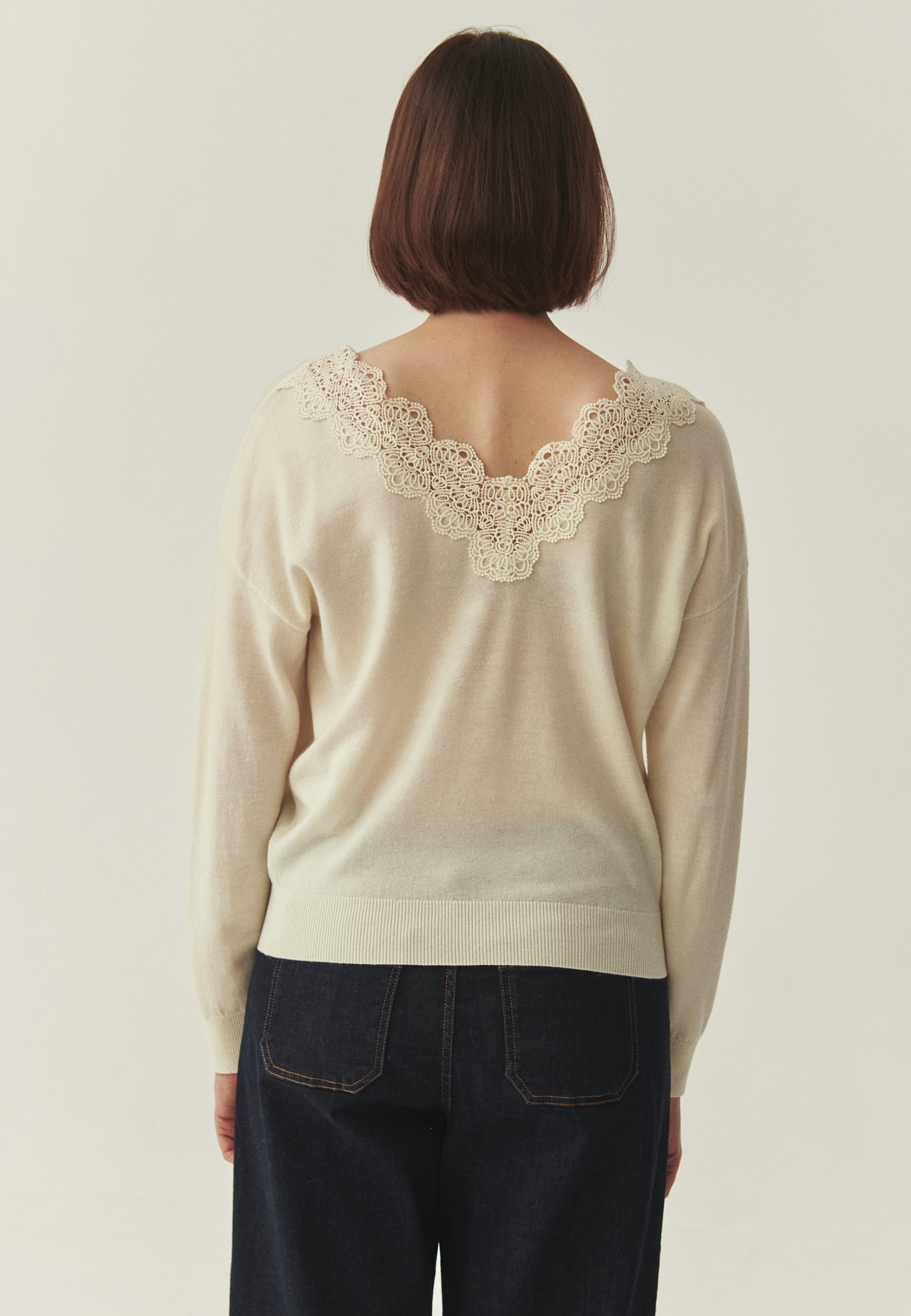 WEŁNIANY SWETER Z KORONKOWYM WYKOŃCZENIEM - ELWIRA ECRU 2