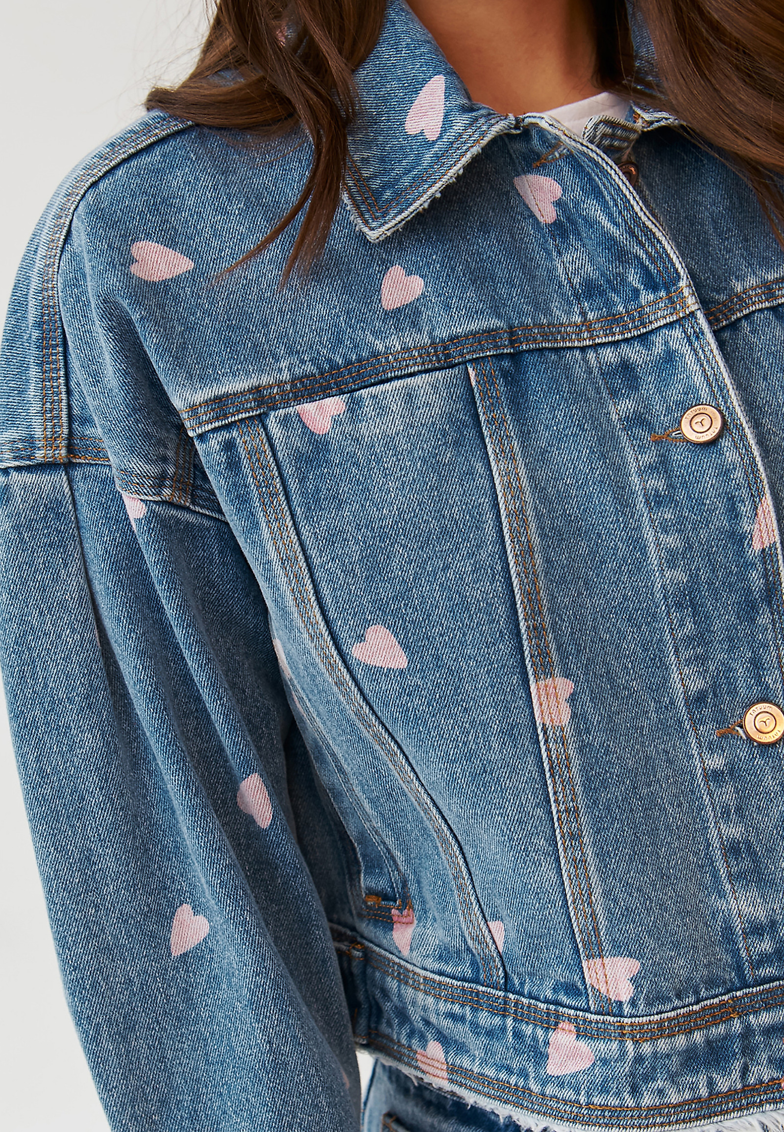 OVERSIZED LADIES’ DENIM JACKET PRINTED WITH HEARTS - NAMIA OVERSIZED LADIES’ DENIM JACKET PRINTED WITH HEARTS - NAMIA BLUE 103119