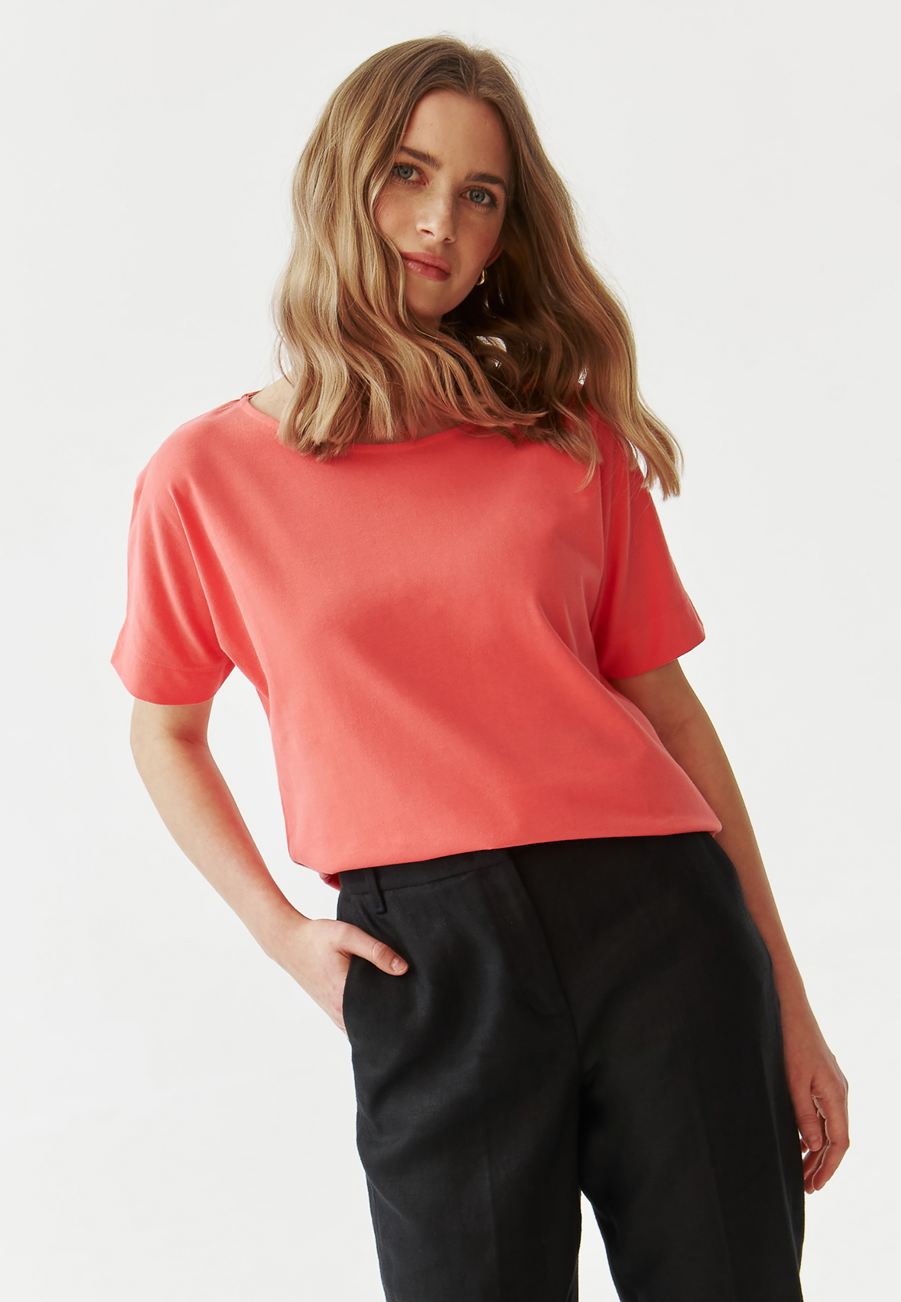 DÁMSKÉ BAVLNĚNÉ TRIČKO S KRÁTKÝM RUKÁVEM A KIMONOVÝMI RUKÁVY - LALI ČERVENÁ 2