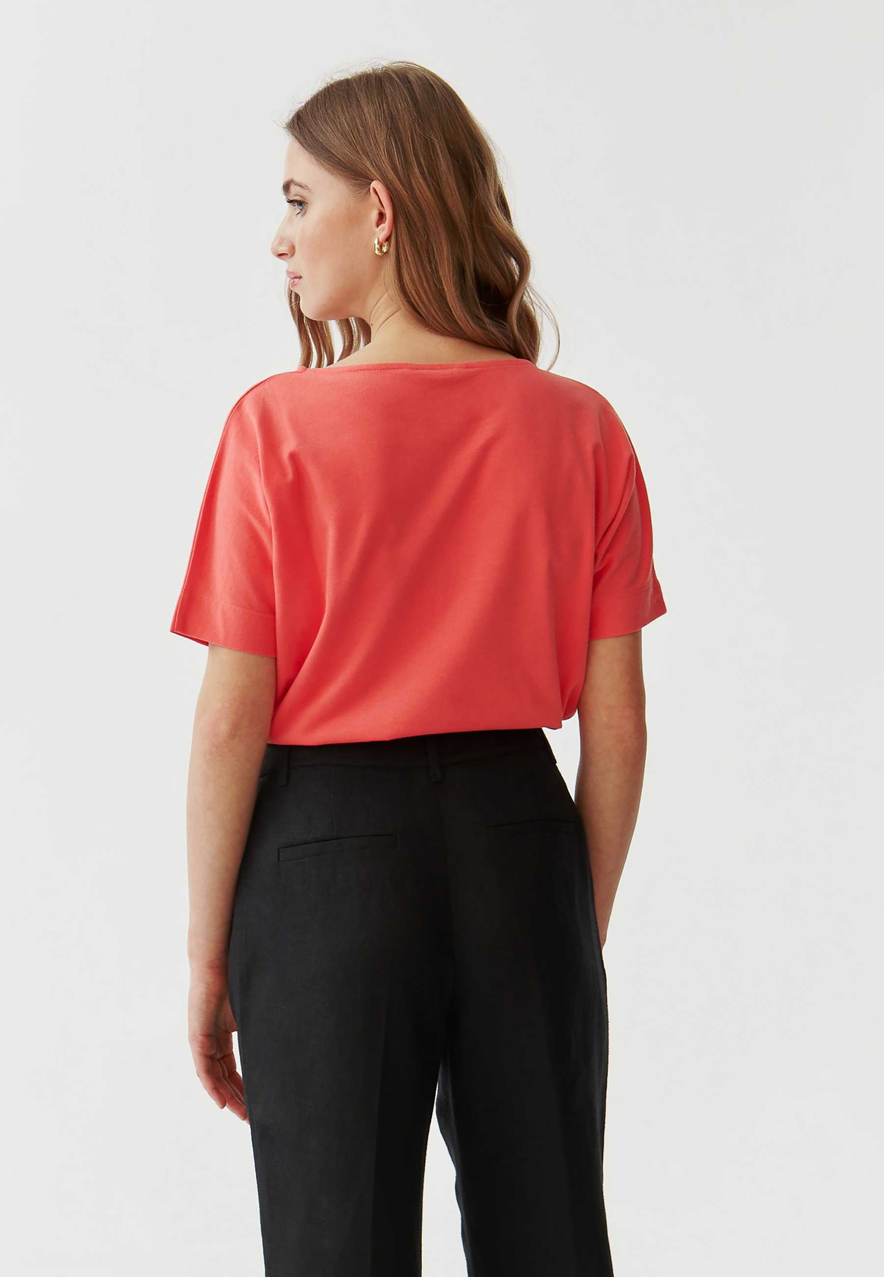 DÁMSKÉ BAVLNĚNÉ TRIČKO S KRÁTKÝM RUKÁVEM A KIMONOVÝMI RUKÁVY - LALI ČERVENÁ 2