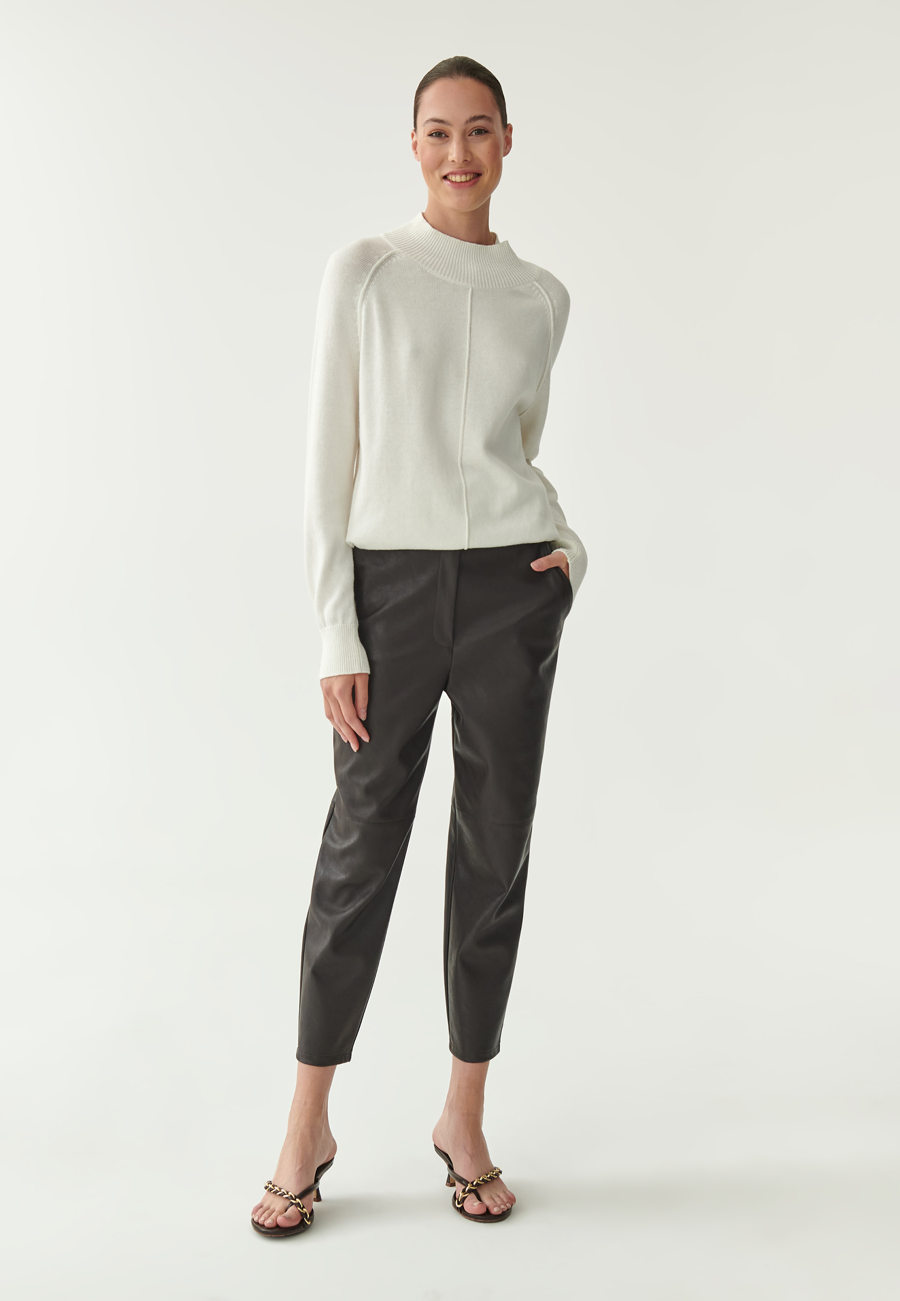 PULOVER DE DAMĂ PE GÂT ARMEA