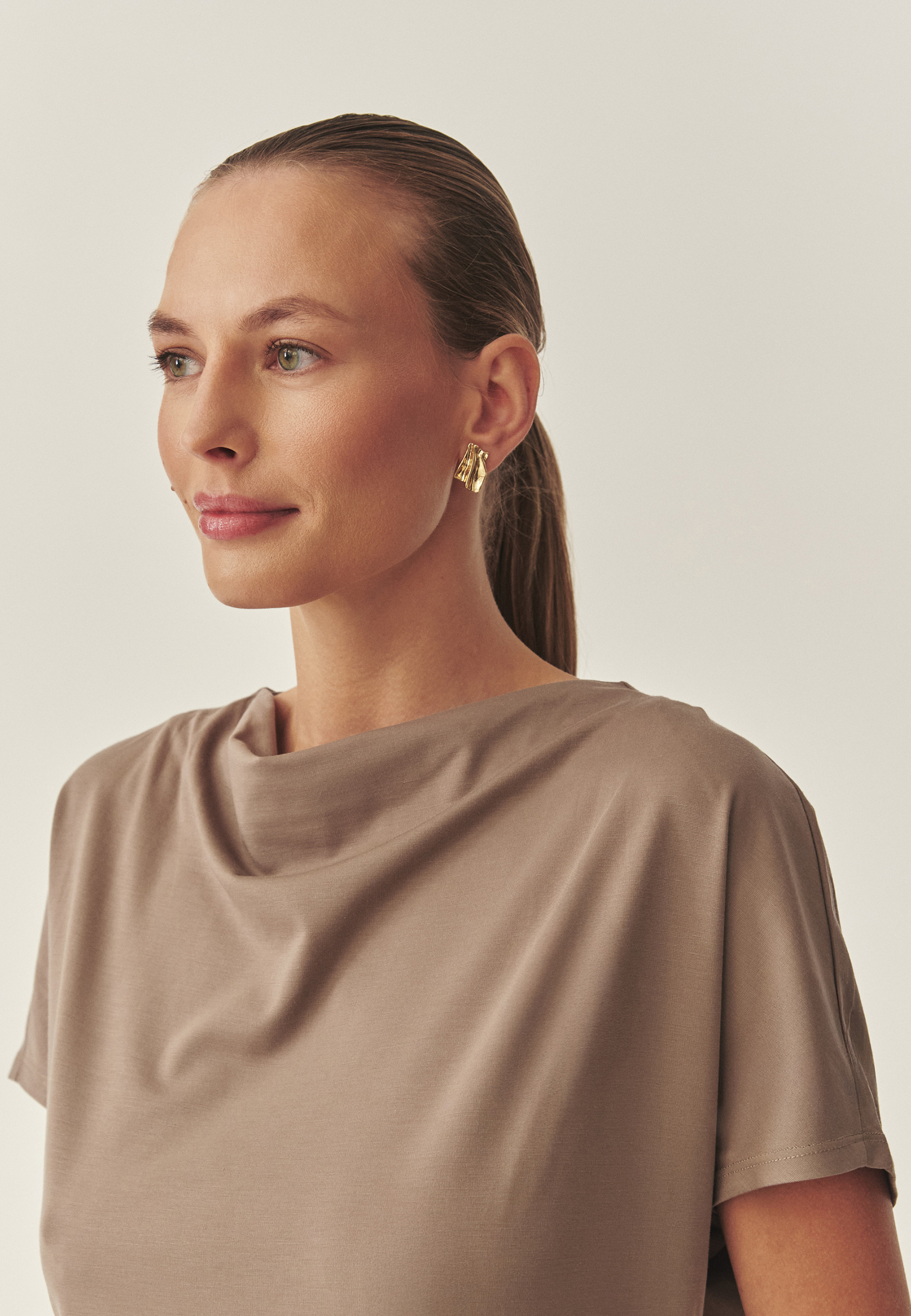 DZIANINOWA SUKIENKA Z DEKOLTEM TYPU WODA - ZORIMAX BEŻOWY 2