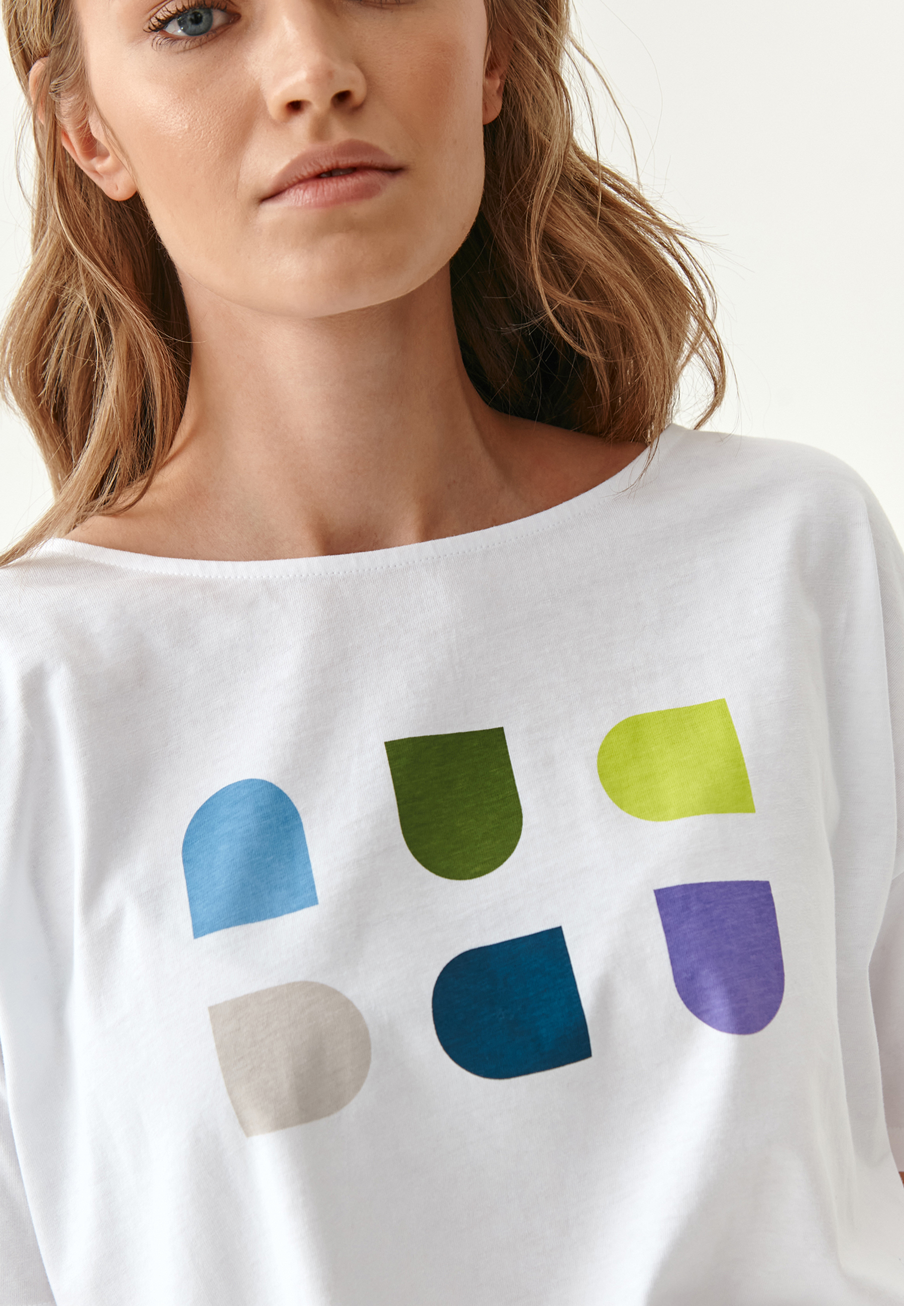 LADIES' T-SHIRT WITH A GEOMETRIC IMPRINT MIZA