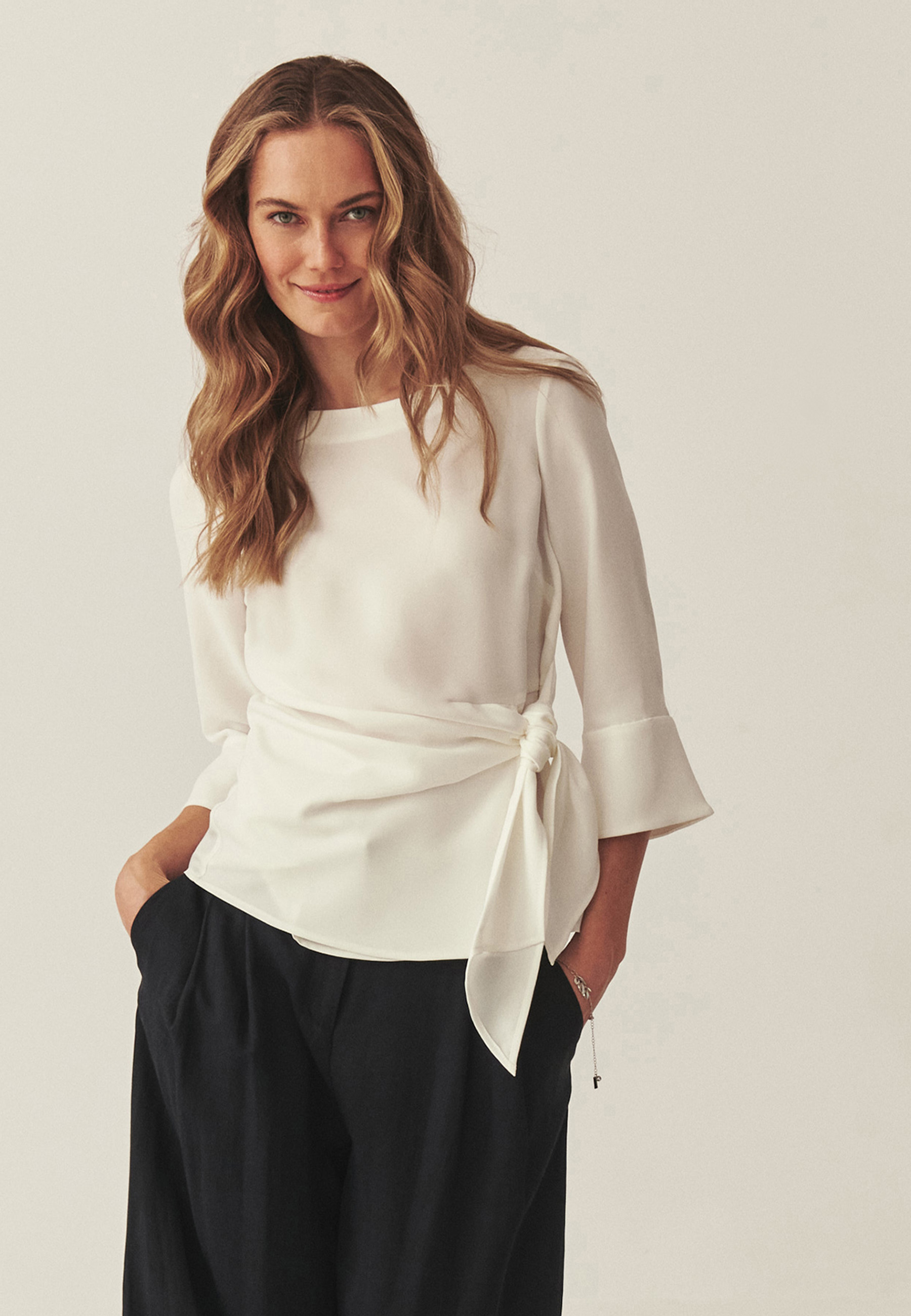 ELEGANTNÁ BLÚZKA S VIAZANÍM V PASE – MALIE BIELA 2