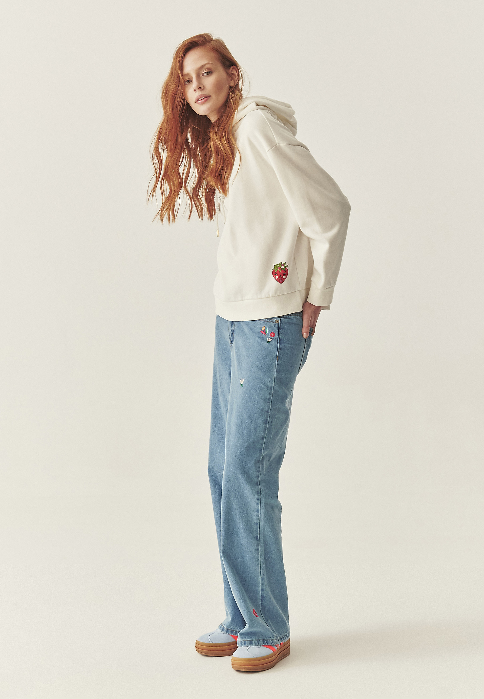 HAFTOWANA BLUZA Z KAPTUREM - ADENA 2 HAFTOWANA BLUZA Z KAPTUREM - ADENA 2 ECRU 115331