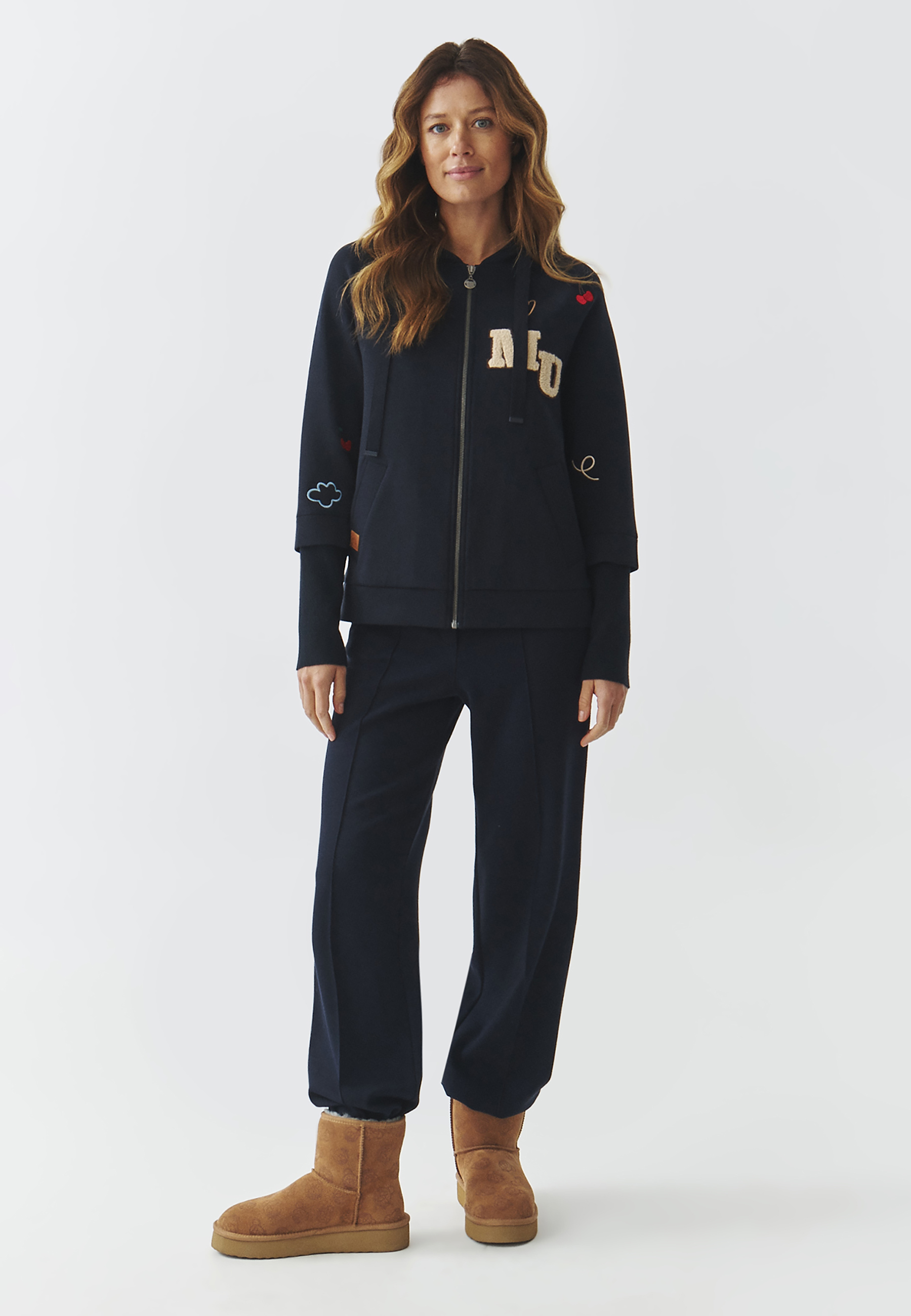 DÁMSKA ÚPLETOVÁ MIKINA NA ZIPS A S NÁŠIVKAMI A MOTÍVOM MACKA UŠKA – ENRIKA