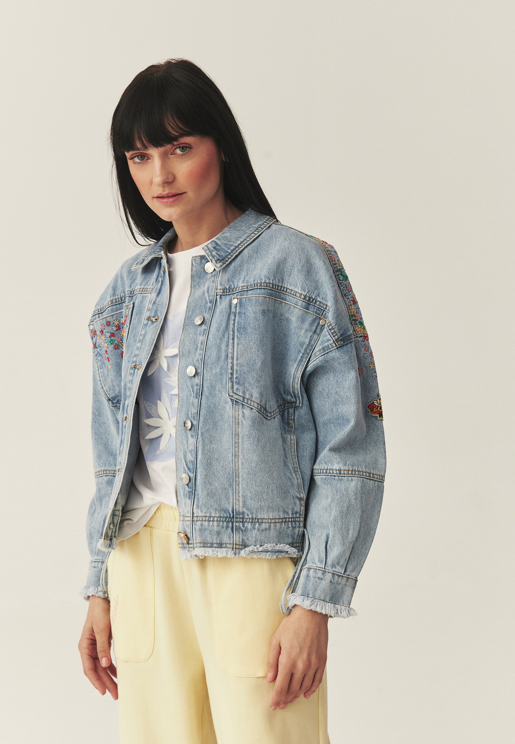 DŽÍNOVÁ BUNDA S VÝŠIVKOU – WARATIKA