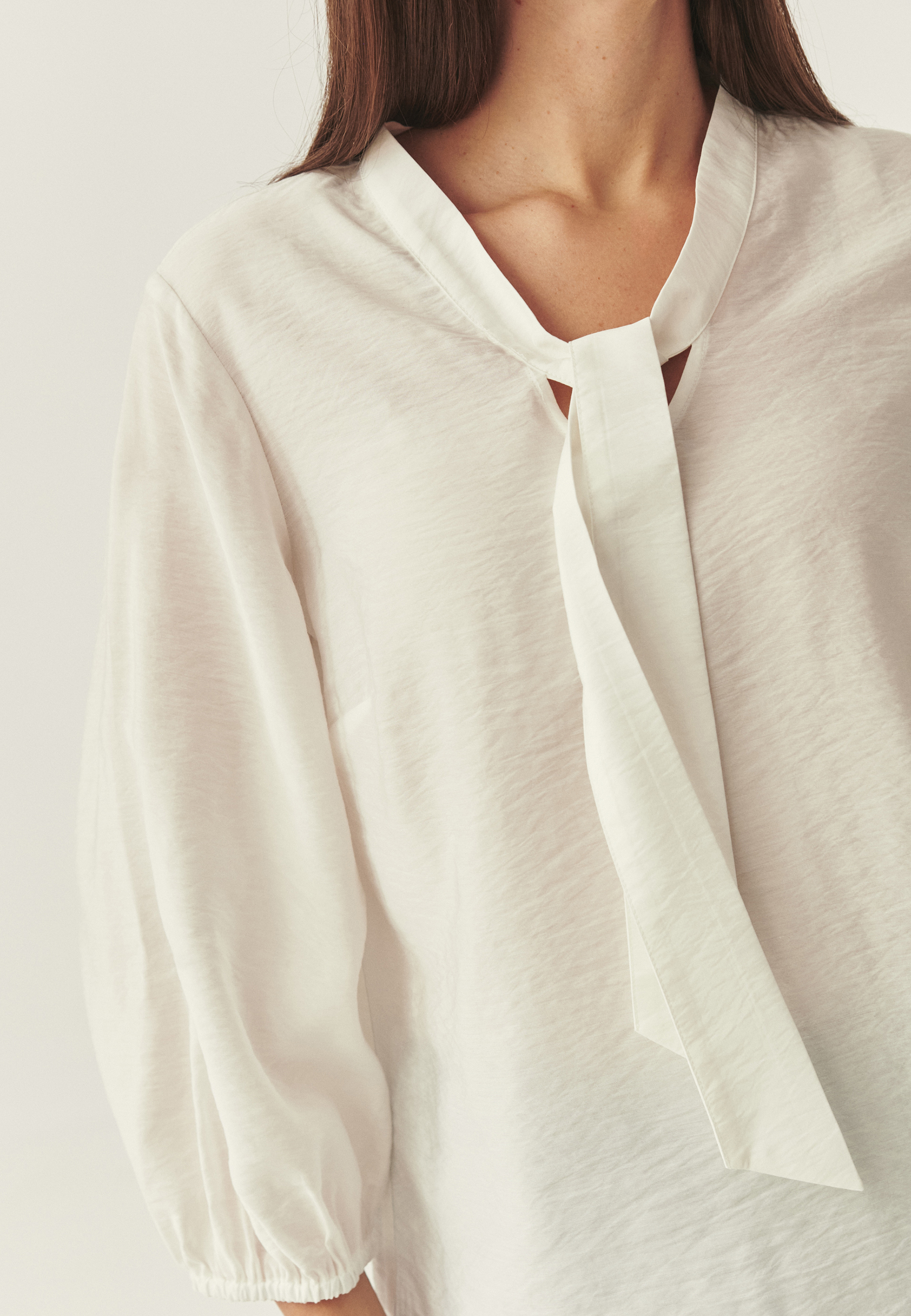 HEDVÁBNÁ BLŮZA S MAŠLÍ U VÝSTŘIHU - MIRVA BÍLÁ 2
