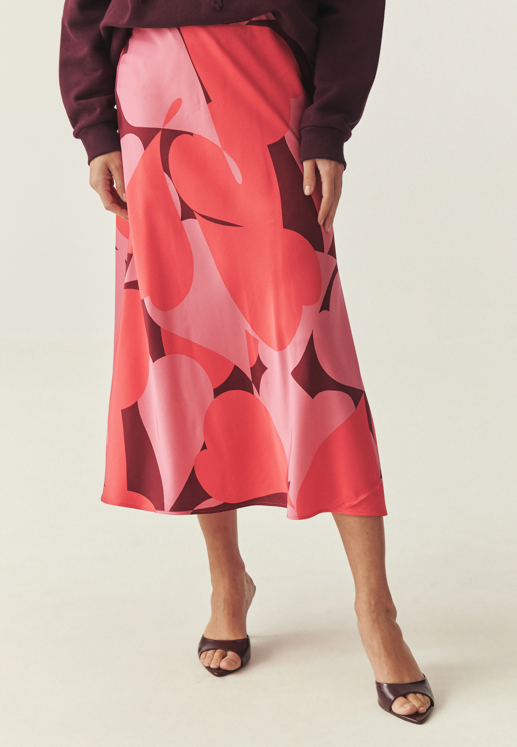 SATYNOWA SPÓDNICA Z AUTORSKIM WZOREM - LILA CZERWONY 2