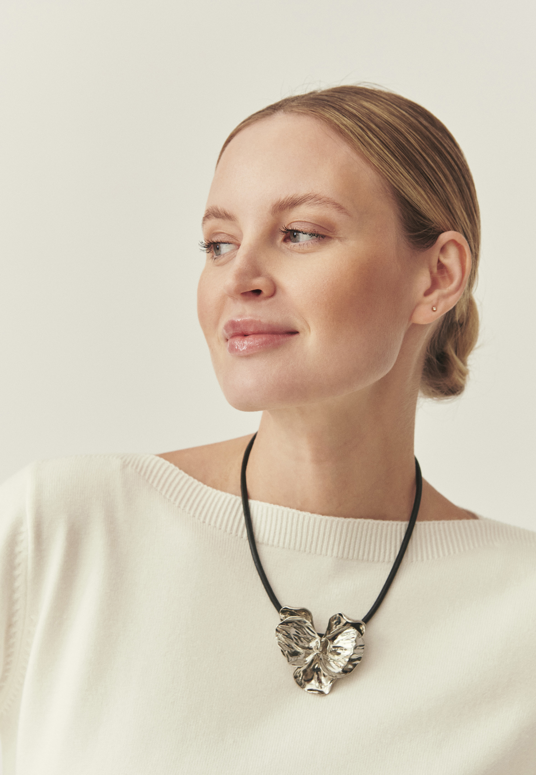 CHOKER S MASIVNÍ KVĚTINOU – FERIA