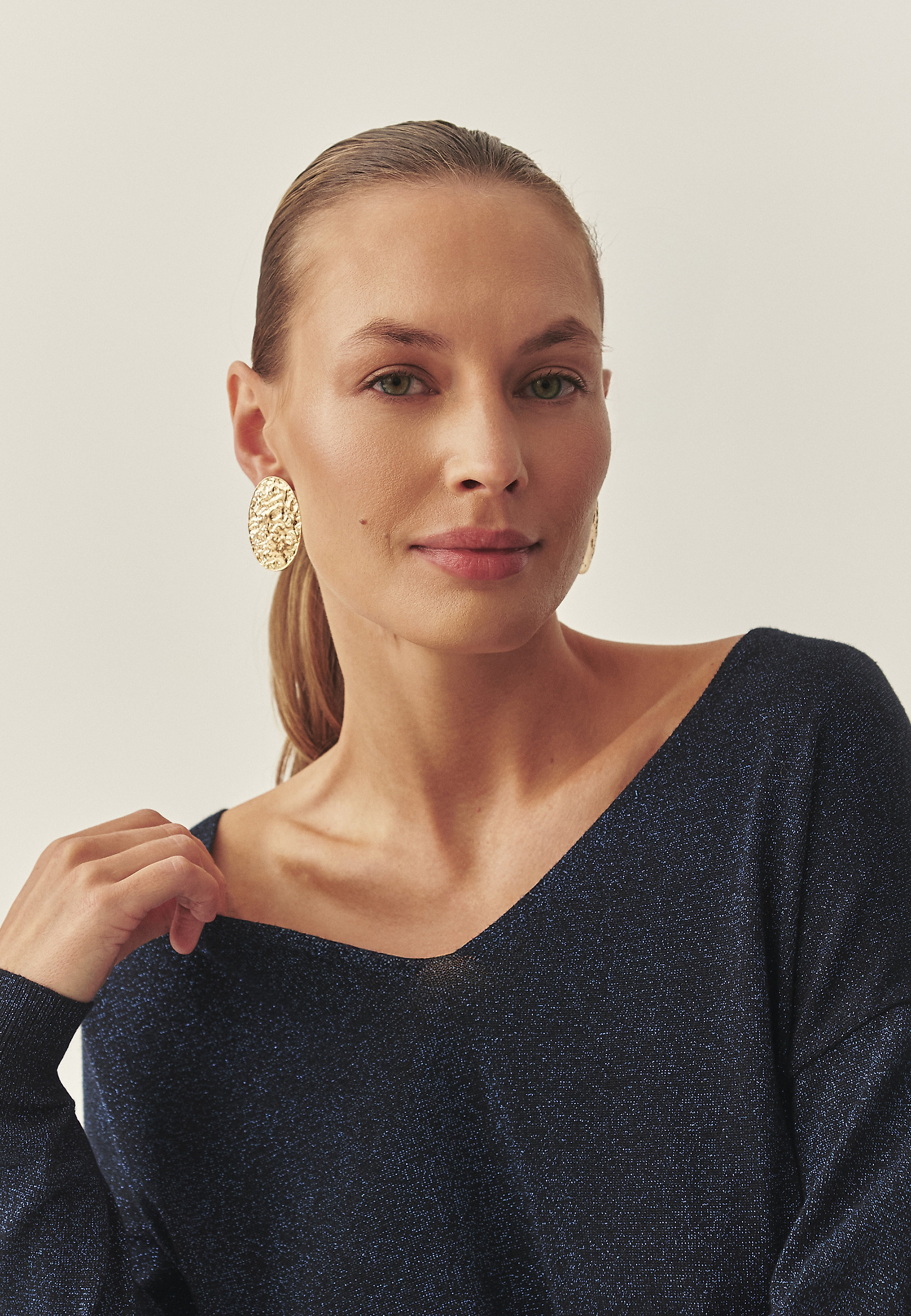 KLASYCZNY DAMSKI SWETER Z DEKOLTEM TYPU „V” I BŁYSZCZĄCĄ PRZĘDZĄ — FLARE KLASYCZNY DAMSKI SWETER Z DEKOLTEM TYPU „V” I BŁYSZCZĄCĄ PRZĘDZĄ — FLARE GRANATOWY 118737