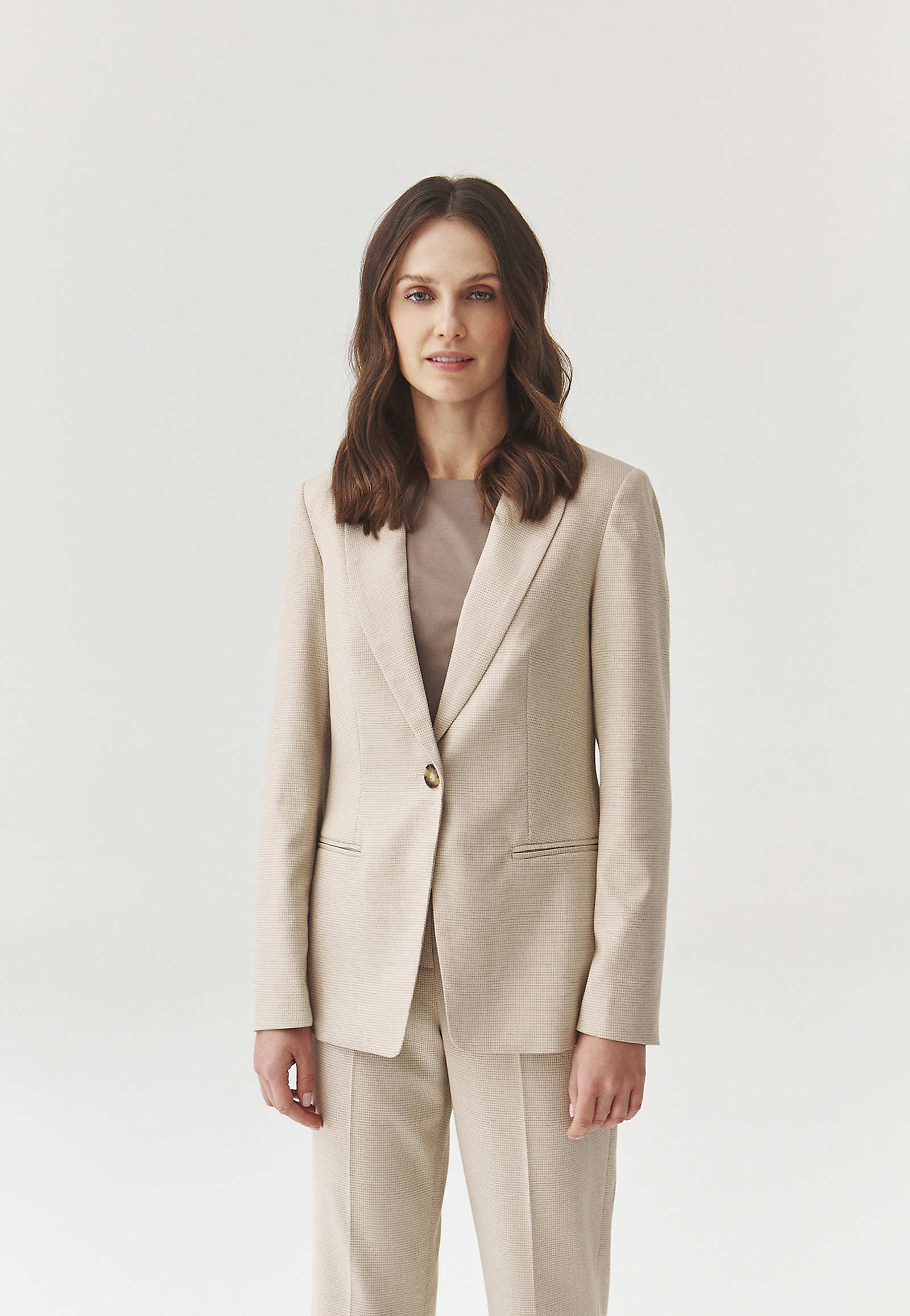 DERÉKIG ÉRŐ BLAZER FINOM KOCKÁS MINTÁBAN — LAMIZA DERÉKIG ÉRŐ BLAZER FINOM KOCKÁS MINTÁBAN — LAMIZA EKRÜ 107642