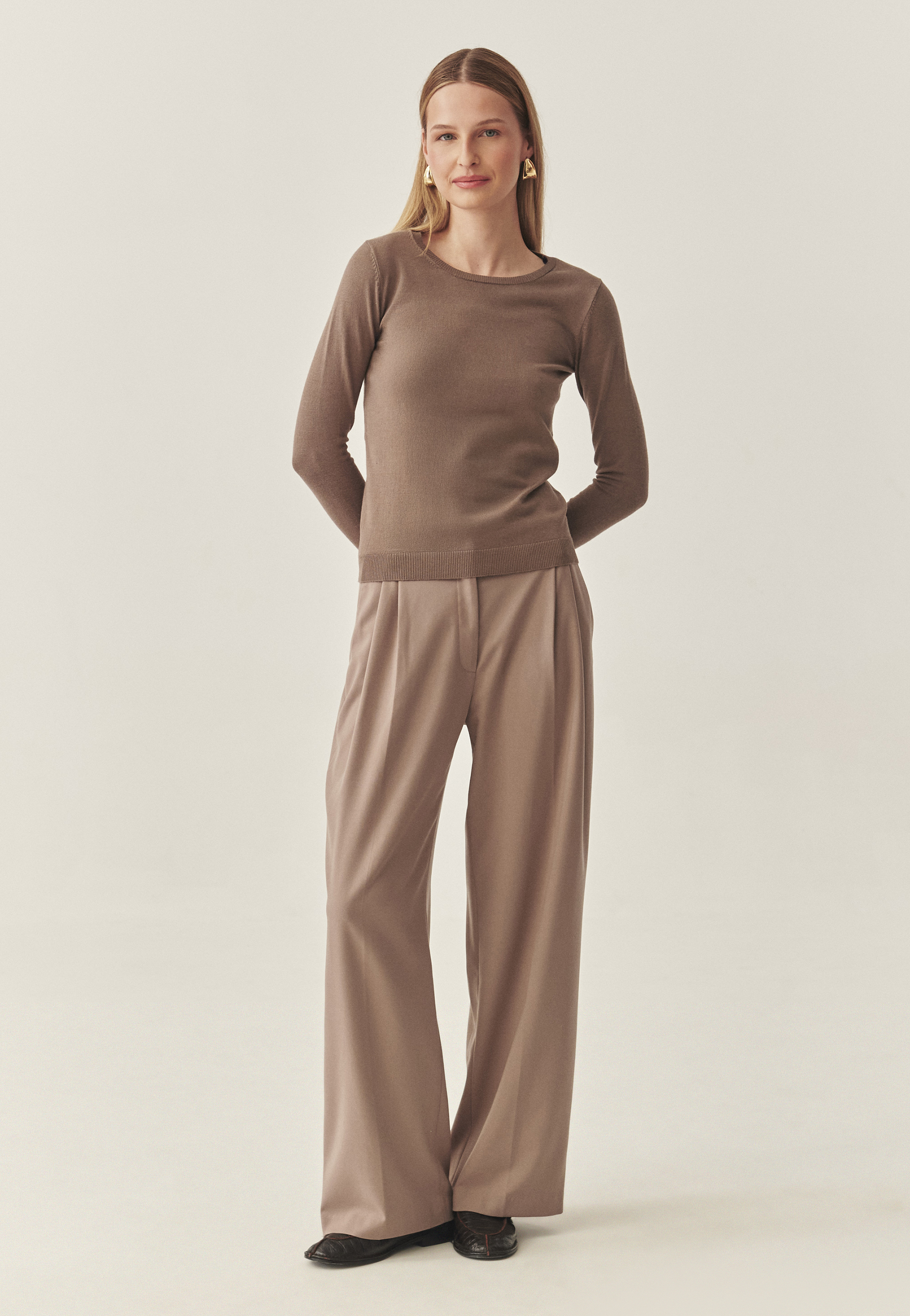 KLASICKÝ DÁMSKY SVETER S OKRÚHLYM VÝSTRIHOM – TESSINI BÉŽOVÁ 2