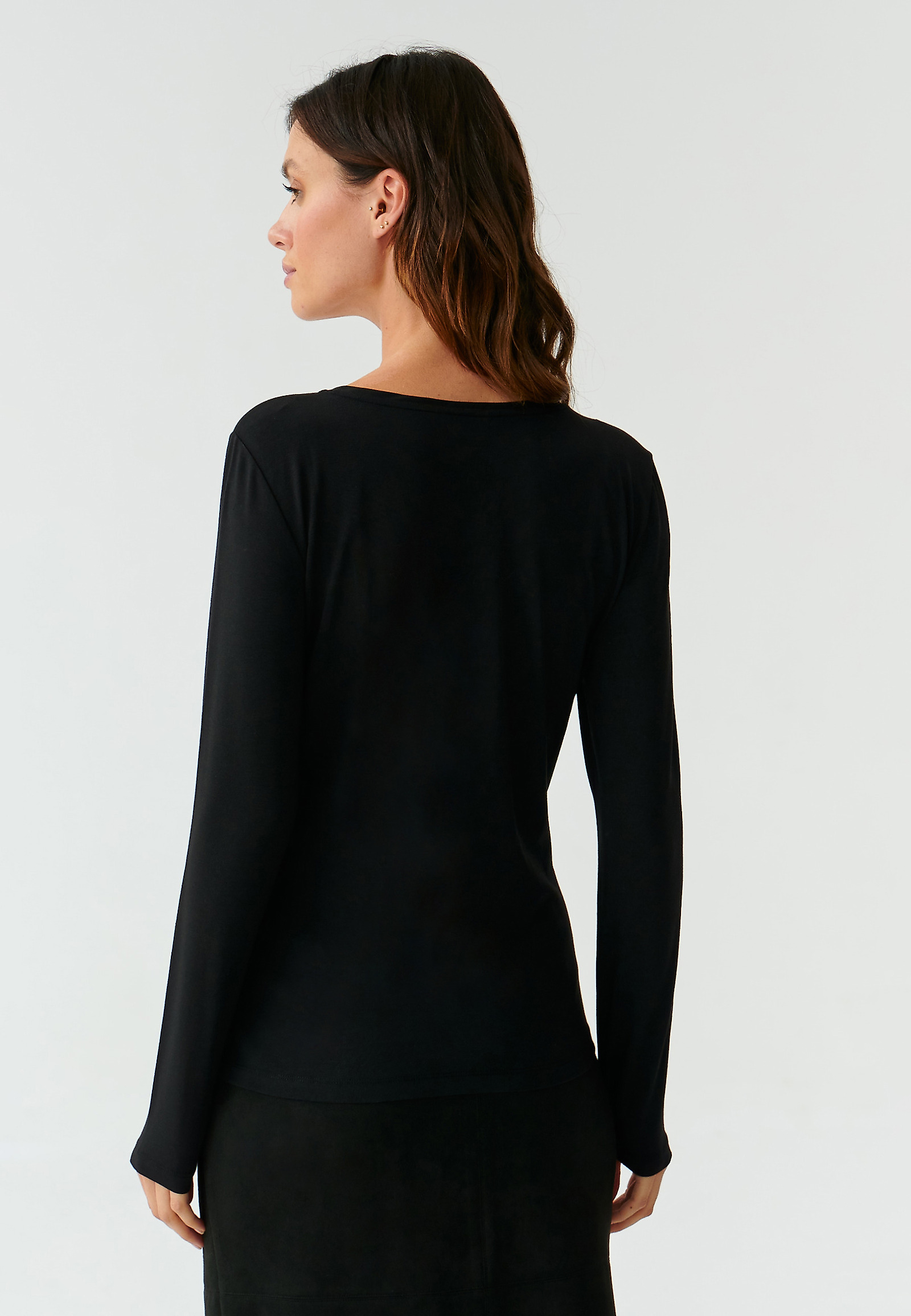 LADIES’ BLOUSE WITH DECORATIVE NECKLINE LAKATI LADIES’ BLOUSE WITH DECORATIVE NECKLINE LAKATI BLACK 91570