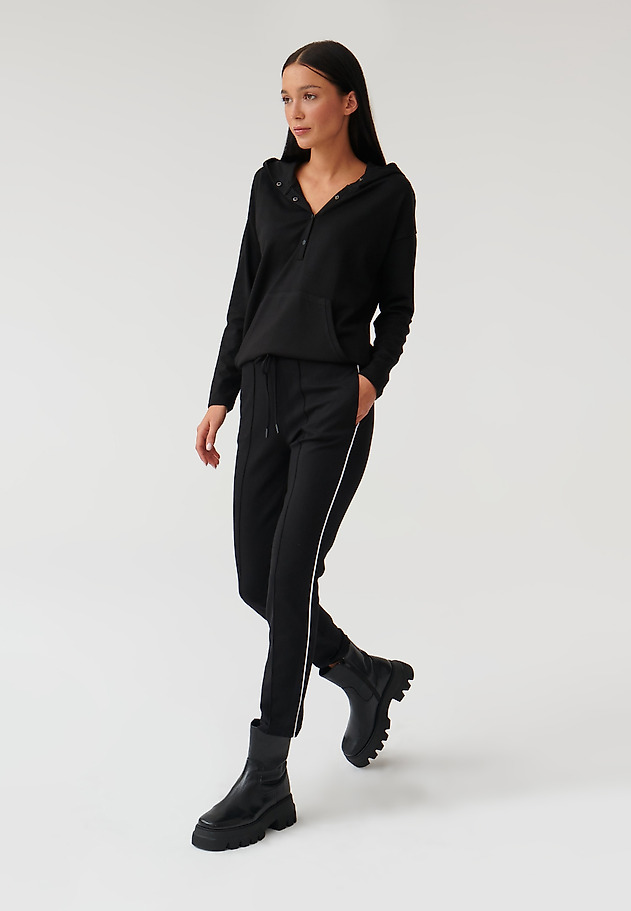 PANTALONI DE DAMĂ TRICOTAȚI, CU DUNGI LAMPIKO PANTALONI DE DAMĂ TRICOTAȚI, CU DUNGI LAMPIKO NEGRU 1