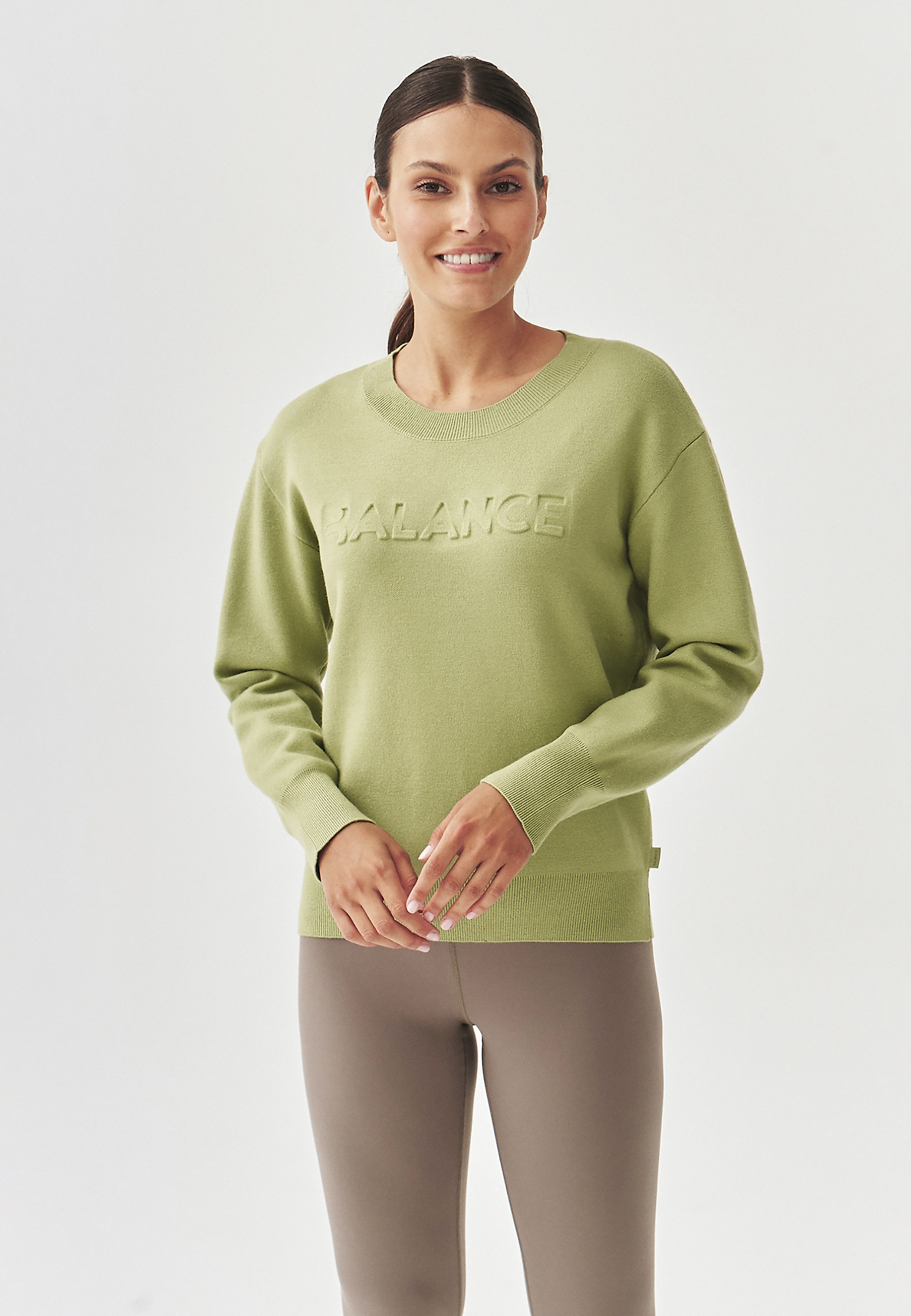 DÁMSKY SVETER S OKRÚHLYM VÝSTRIHOM – BALAMI DÁMSKY SVETER S OKRÚHLYM VÝSTRIHOM – BALAMI ZELENÁ 100951