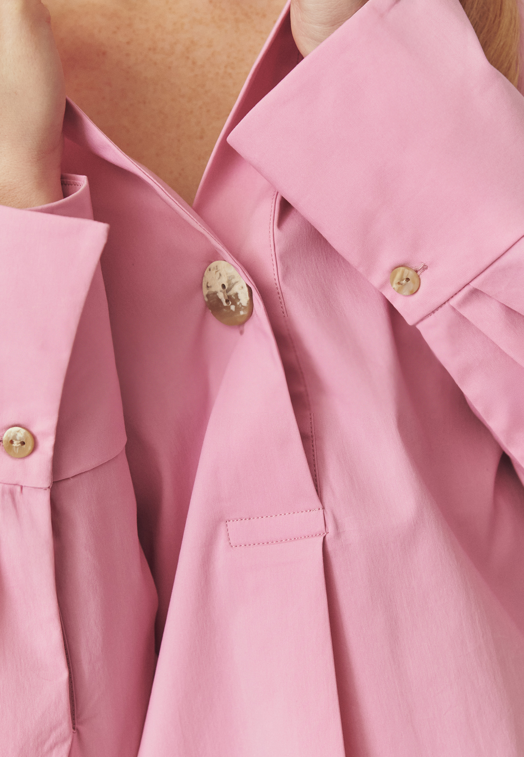 BLUZĂ PASTELATĂ, CU GULER RIDICAT — LOTARI ROZ 2