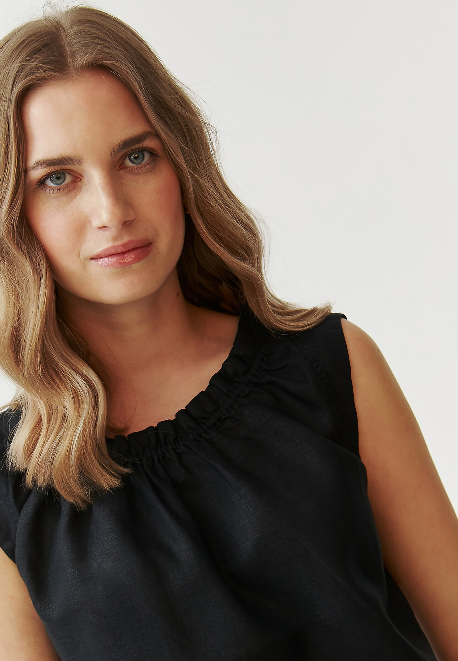 LNIANA BLUZKA DAMSKA Z OZDOBNYM DEKOLTEM  - IXA LNIANA BLUZKA DAMSKA Z OZDOBNYM DEKOLTEM  - IXA CZARNY 96801