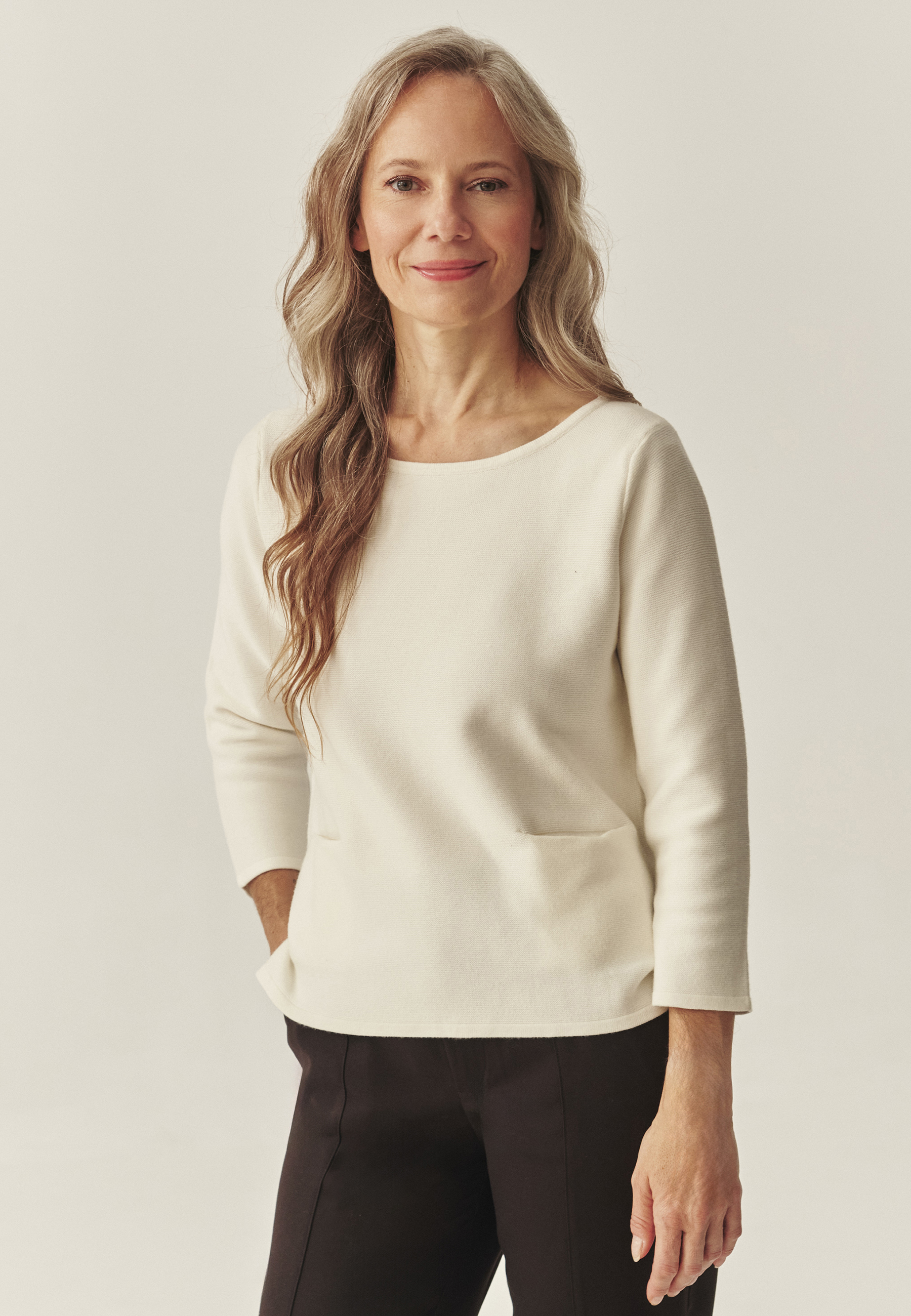 KLASICKÝ DÁMSKY SVETER S 3/4 RUKÁVOM A VRECKAMI – ADELLE ECRU 2