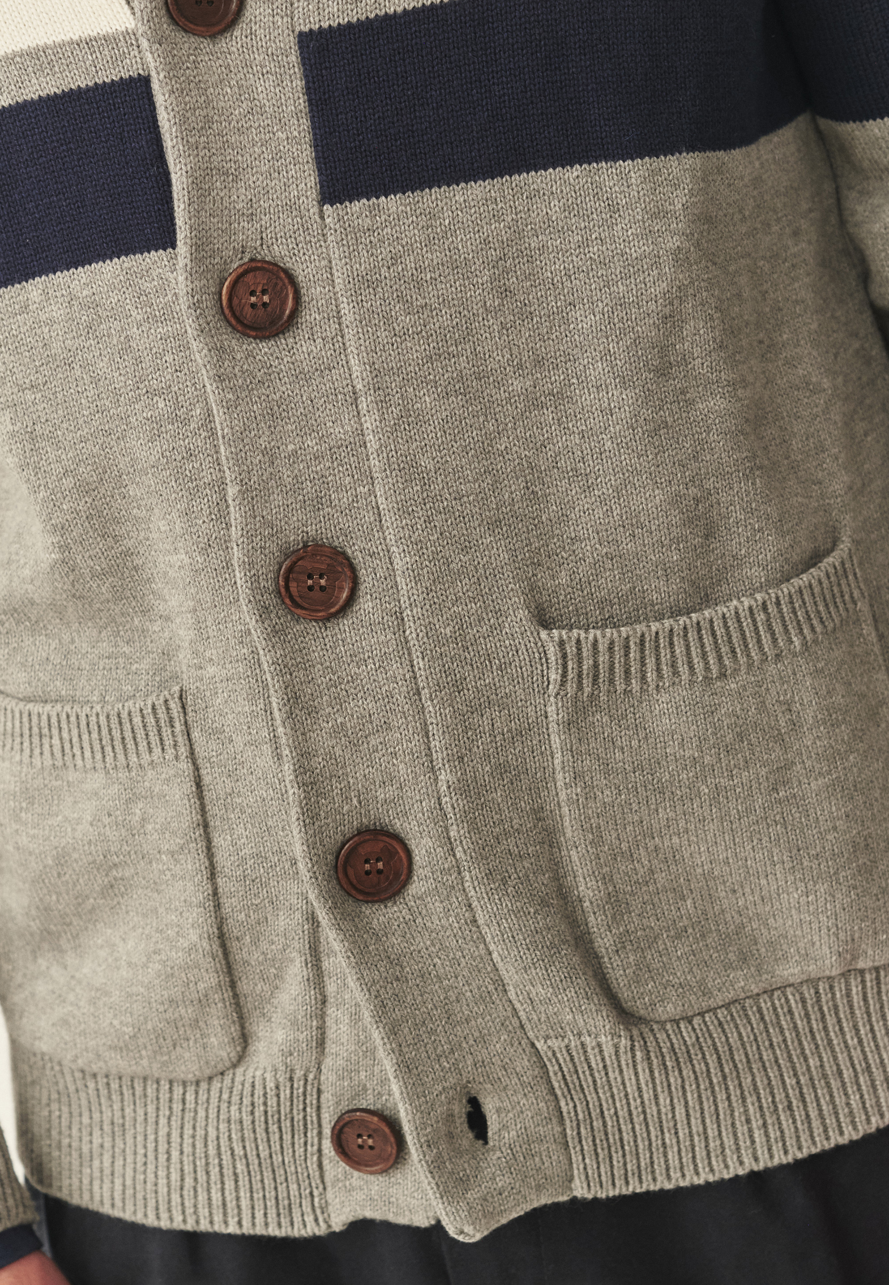 SWETER MĘSKI TYPU KARDIGAN Z NASZYWKĄ Z MISIEM USZATKIEM KORDIAN MULTIKOLOR 2