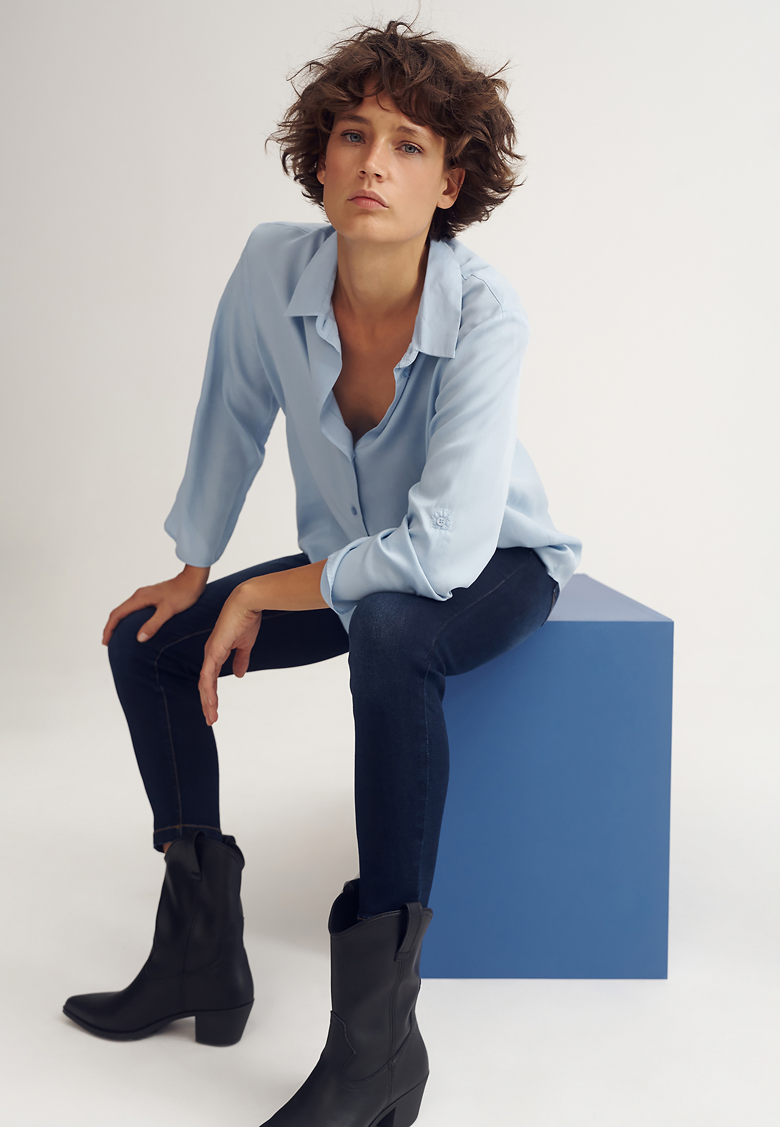 FITTED LADIES’ JEANS WITH DECORATIVE FRONT SEAMS - SARO 1 FITTED LADIES’ JEANS WITH DECORATIVE FRONT SEAMS - SARO 1 BLUE 99122