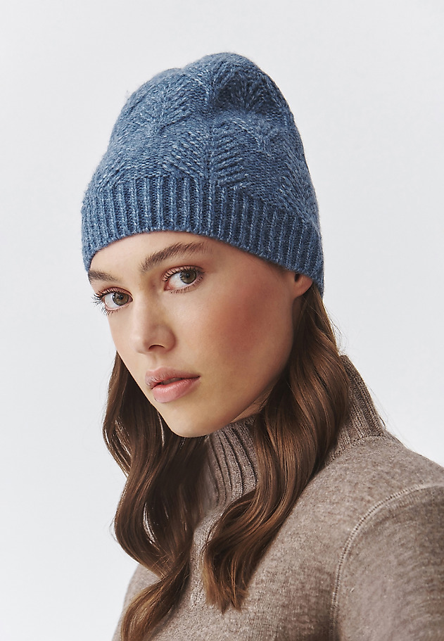 KNITTED LADIES' CAP WITH AUTUMN STRUCTURED PATTERN — TUKA KNITTED LADIES' CAP WITH AUTUMN STRUCTURED PATTERN — TUKA NIEBIESKI 1