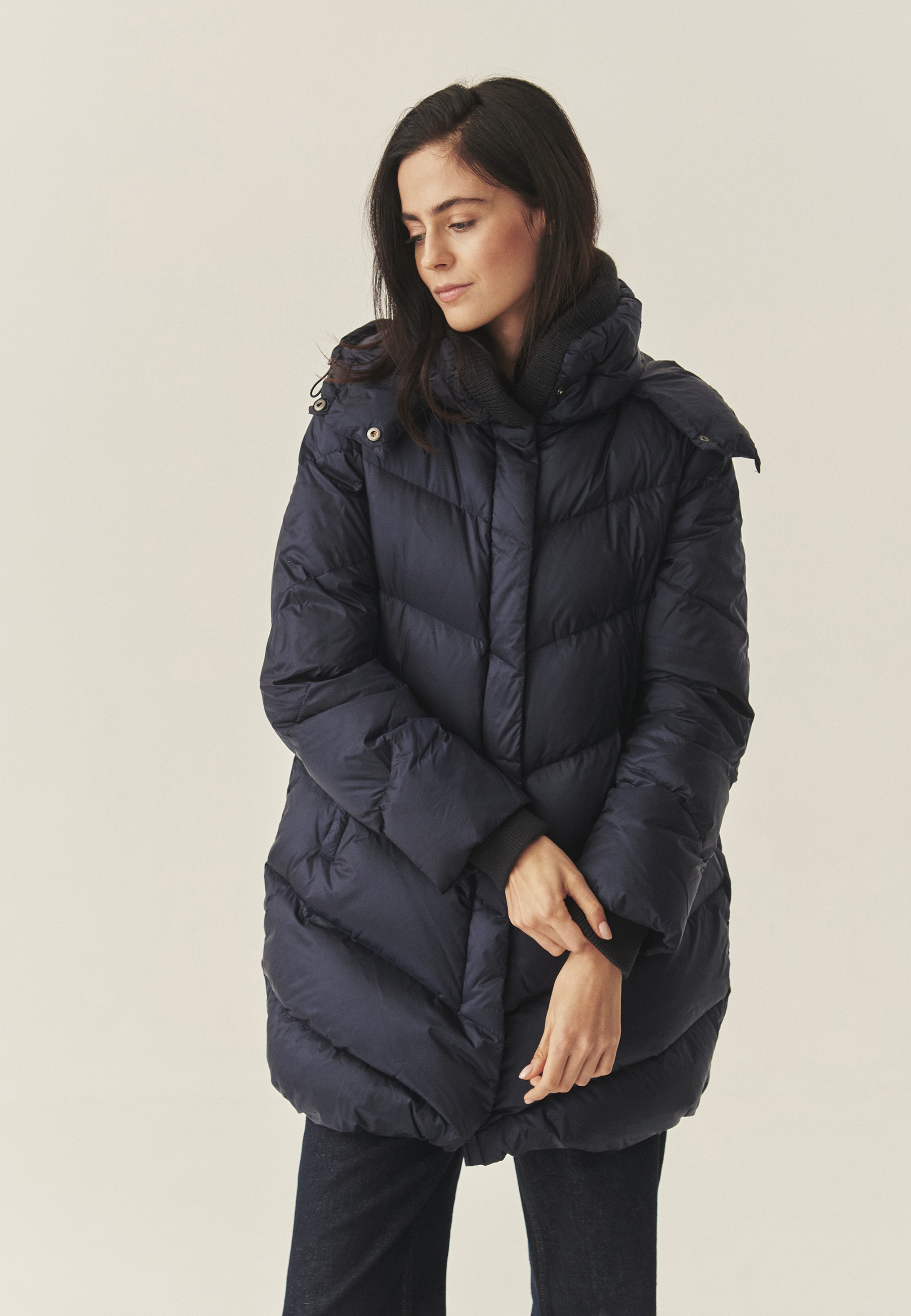 PÉŘOVÁ BUNDA S KAPUCÍ – DAGAMARI TMAVĚ MODRÁ 2